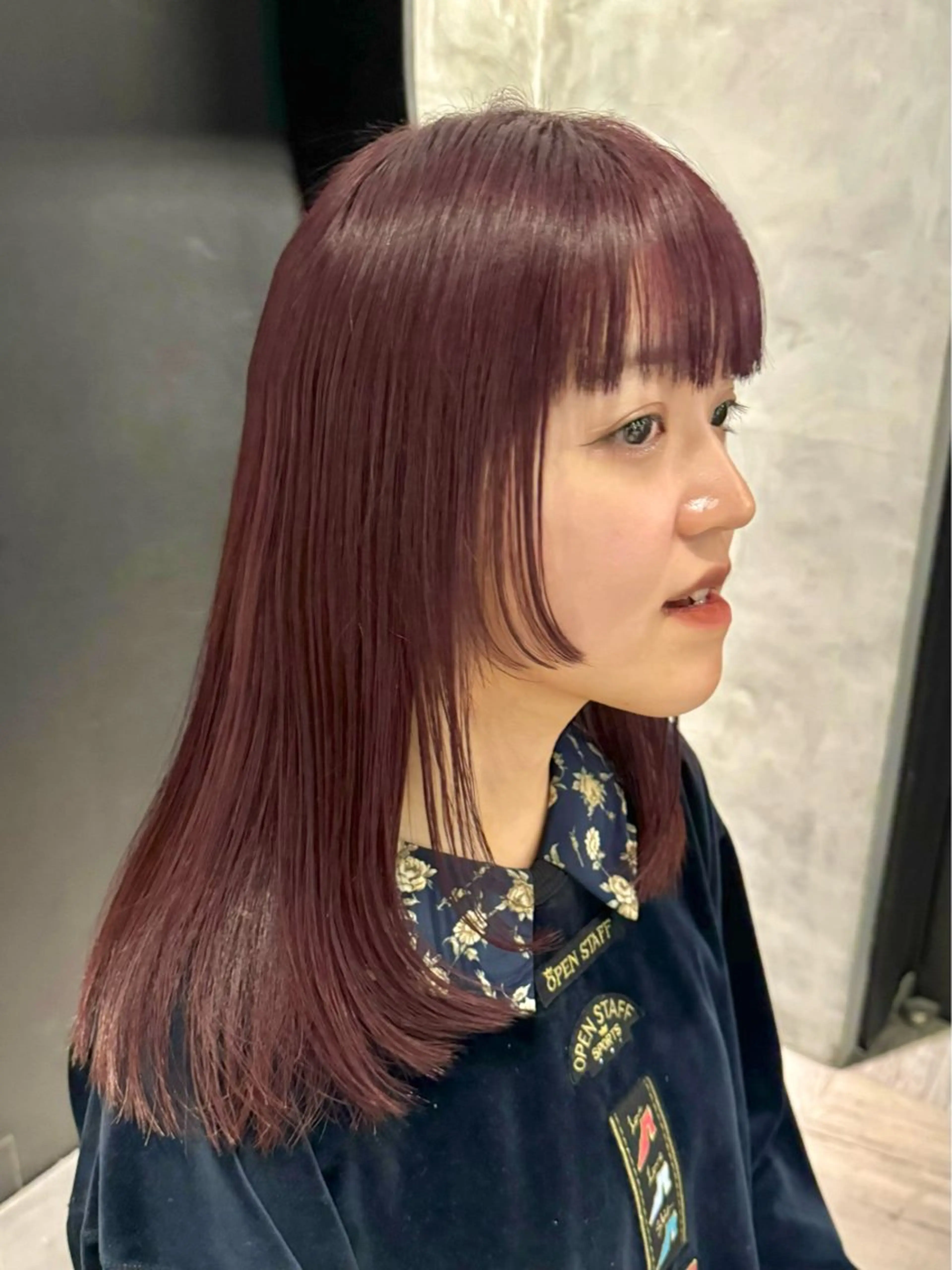 ミディアム カラー ヘアアレンジ ブリーチ カシス ダブルカラー ブリーチなしカラー ピンクカラー 顔周りカット×透明感 カラー💫AINAのヘアスタイル
