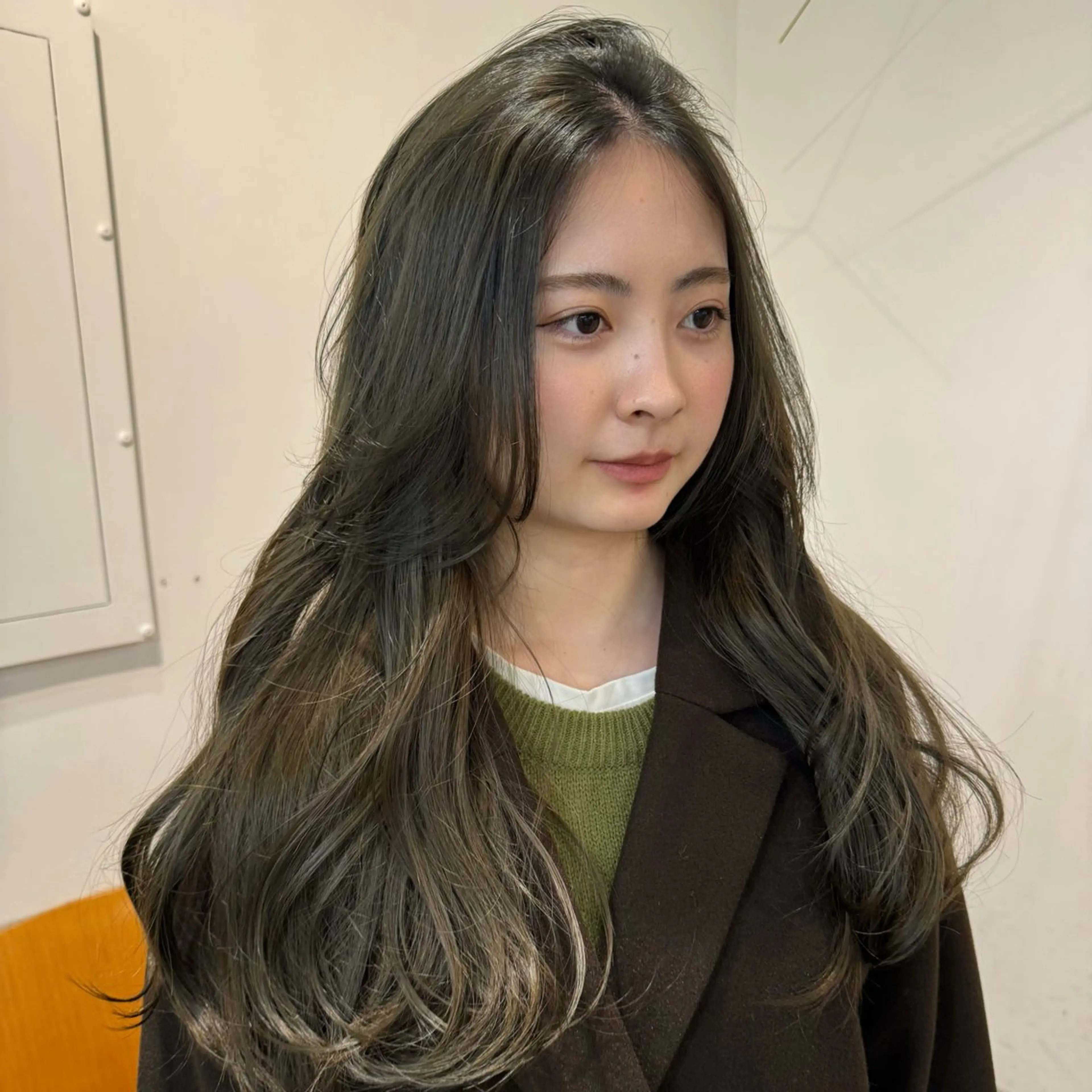 ロング カラー ブリーチ 透明感カラー ダブルカラー ブリーチなしカラー オリーブカラー ヘアカラー 清水愛果/似合わせ カット/透明感カラーのヘアスタイル