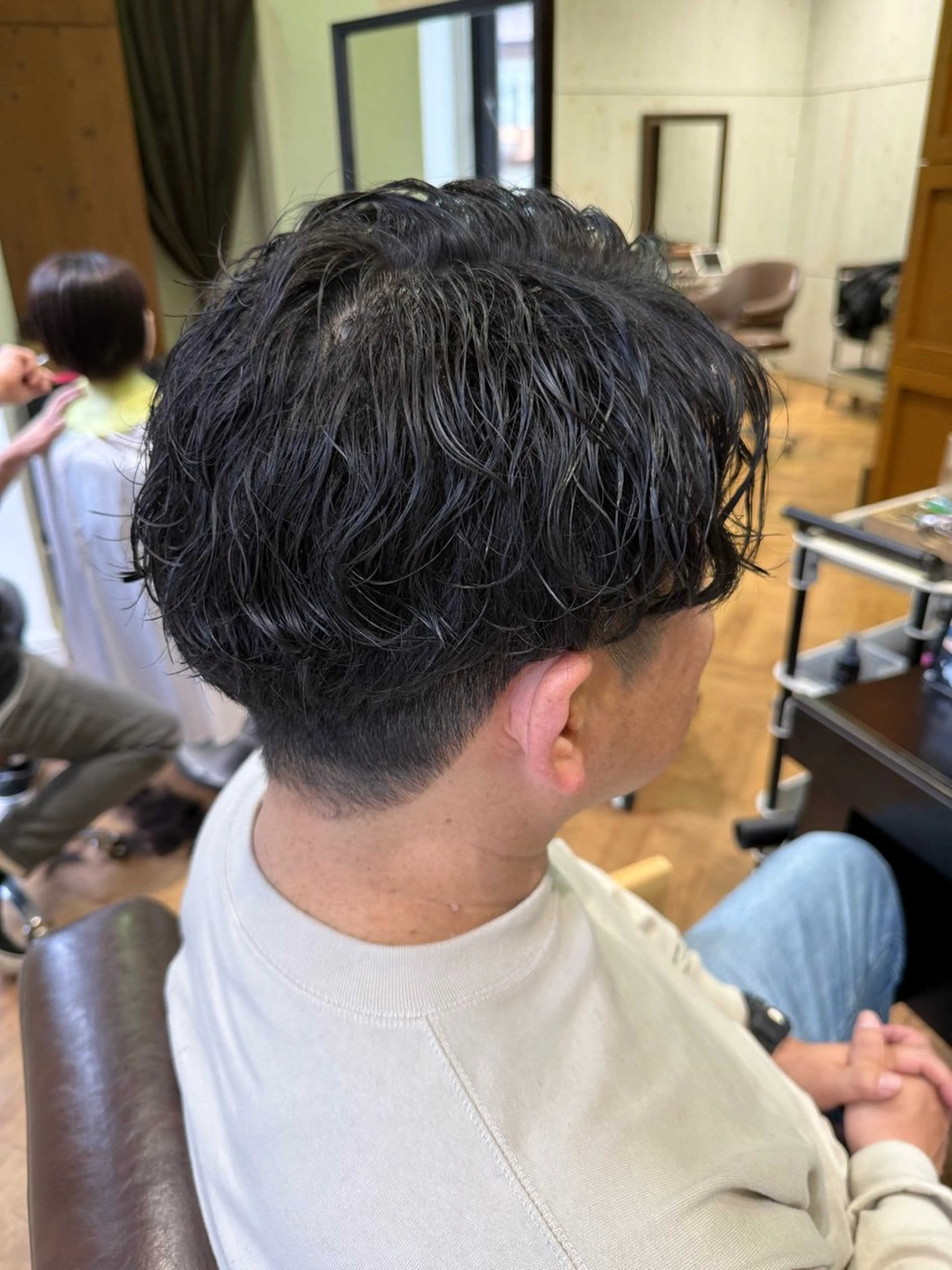 ショート パーマ メンズ メンズパーマ 波巻きパーマ 伸ばしかけ 溝口 槙里也のヘアスタイル