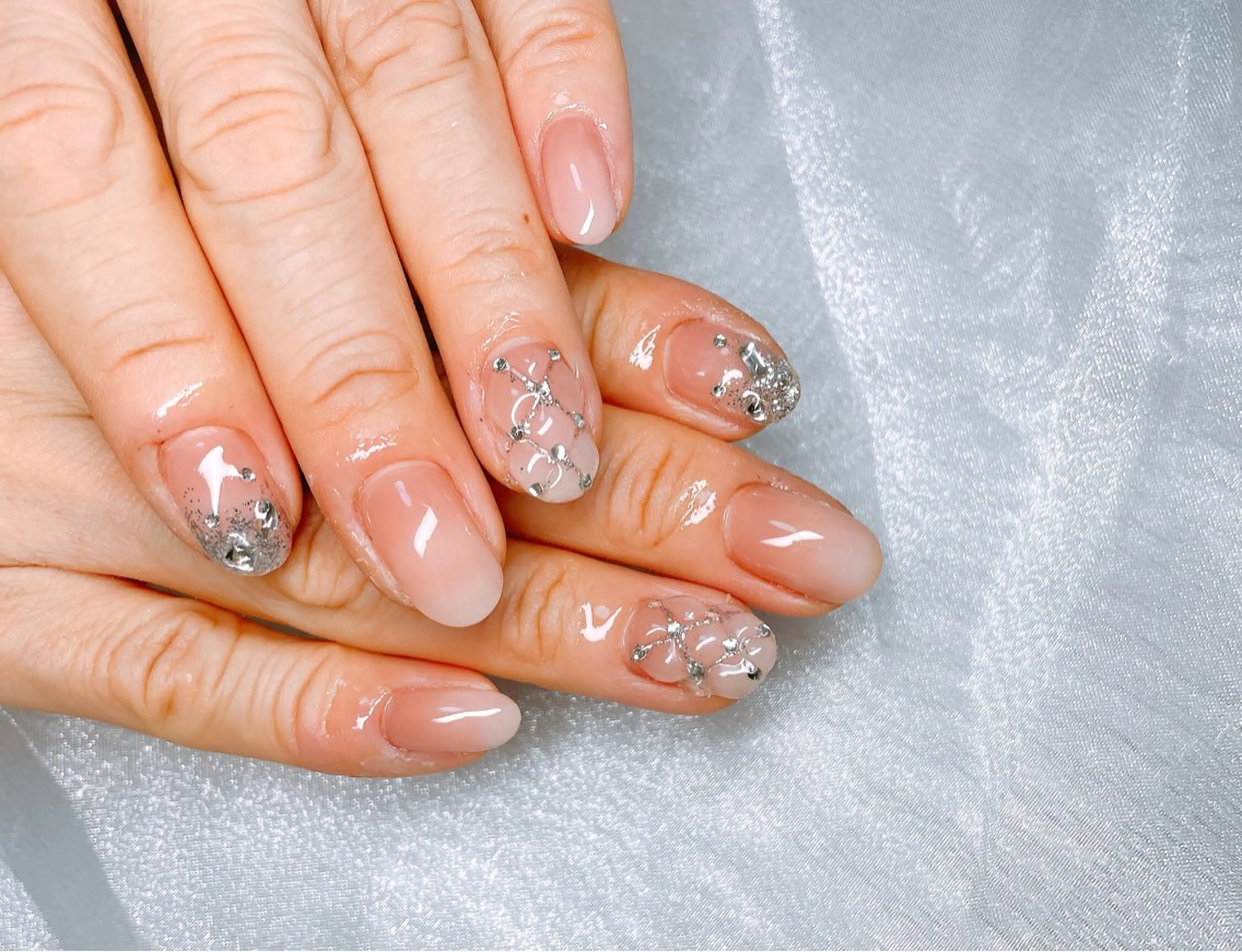 ネイル グラデーション ラメ(グリッター) ラメグラデーション 春ネイル ハンドネイル GAL_ NAILのネイルデザイン