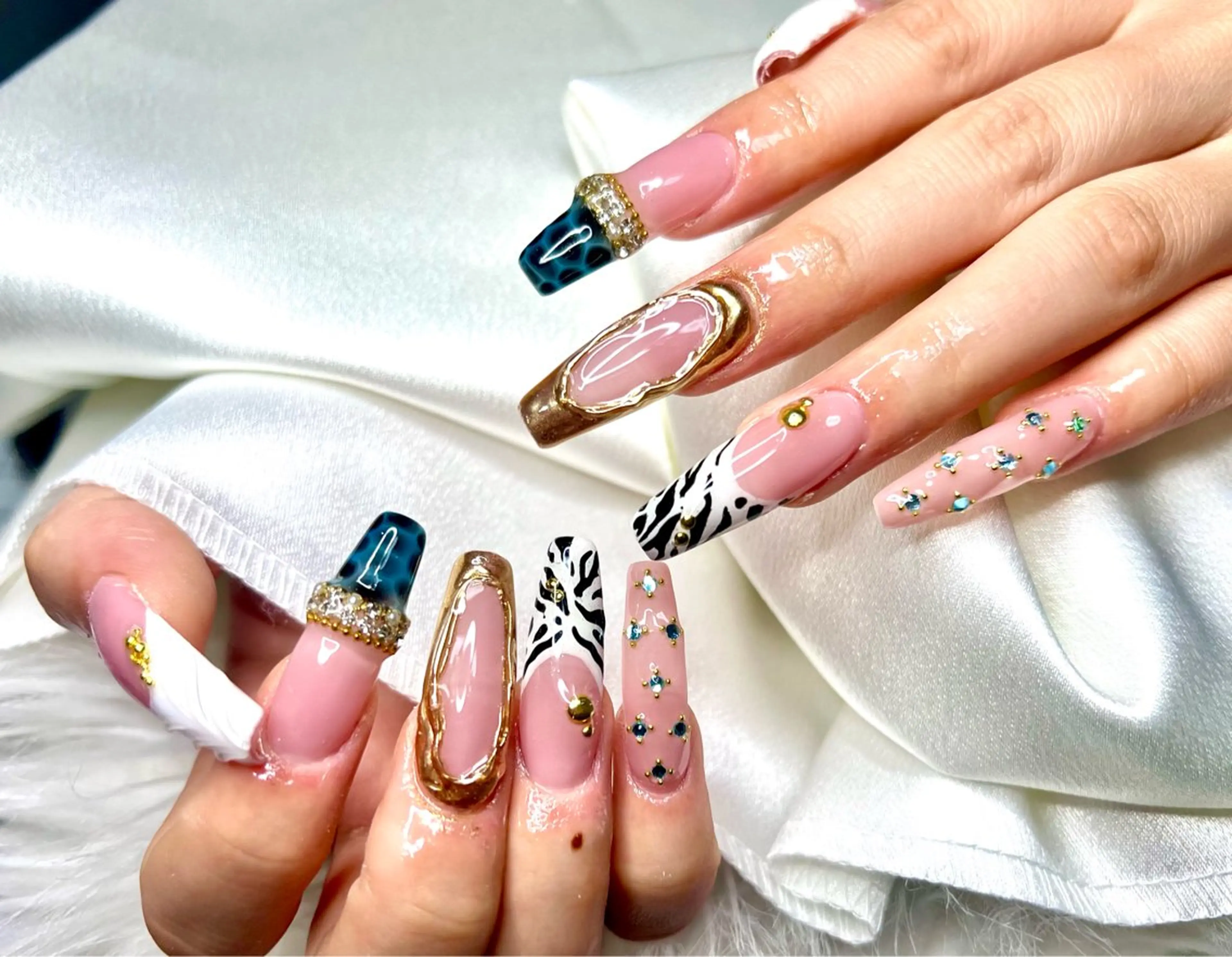 ネイル ハンドネイル ダン ゴーゴックビックのネイルデザイン