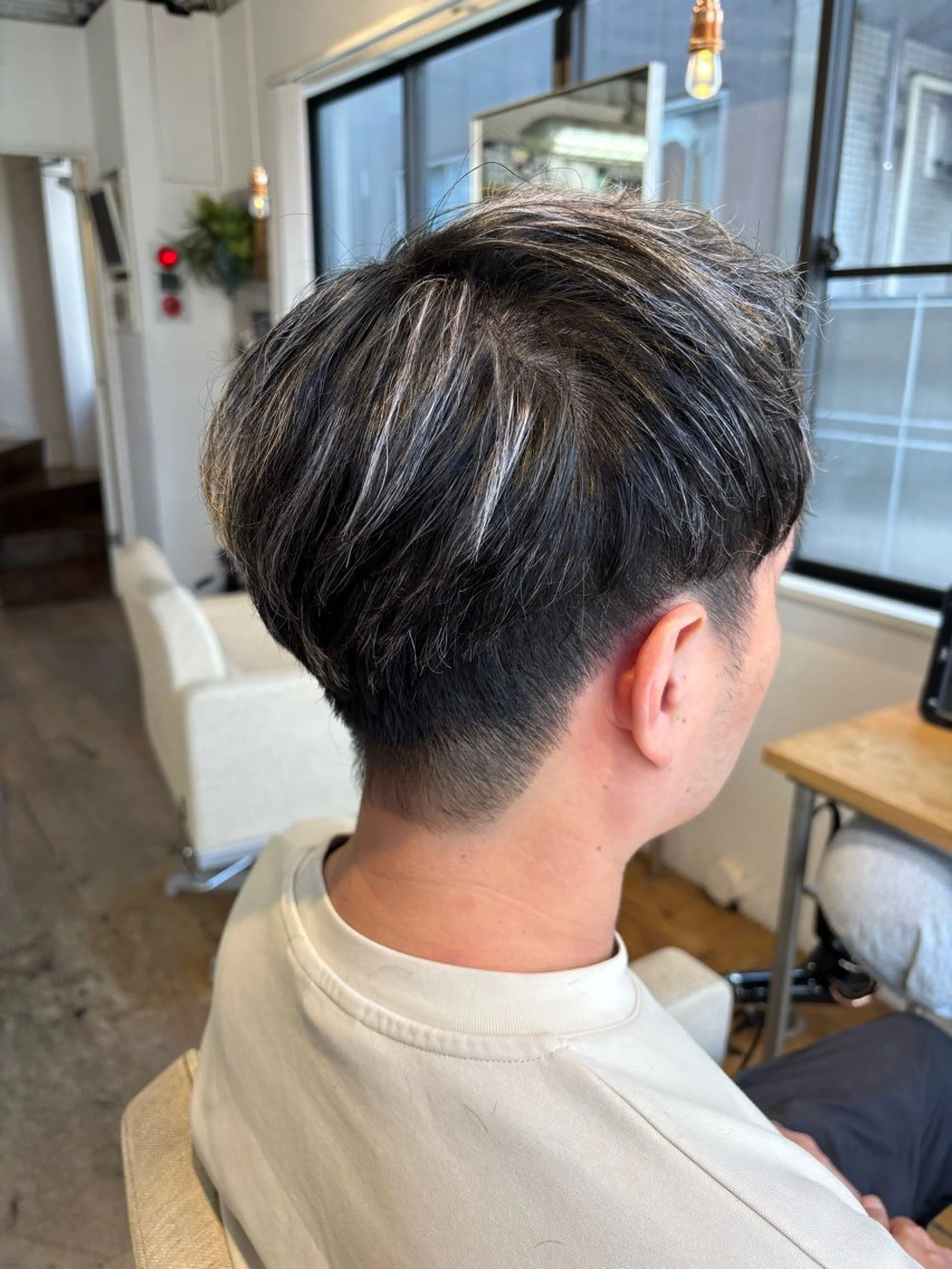 【✨️オシャレにも白髪隠しにもできる✨️】メンズホワイトメッシュカラー+カットの写真