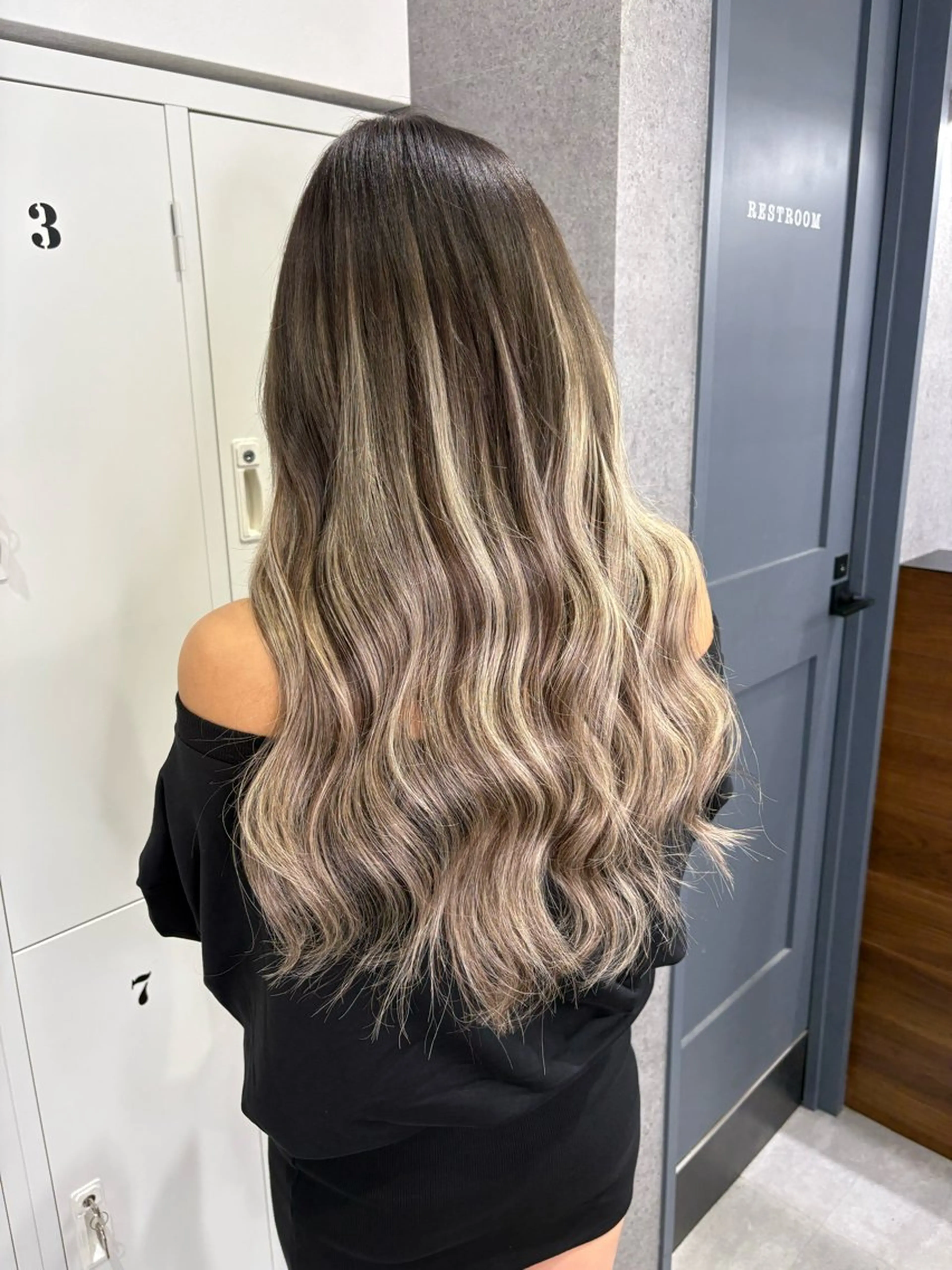 ロング カラー シールエクステ アッシュ バレイヤージュ エクステ レイヤーカット ヘアカラー エクステ KEISUKE🐶 カラー✨エクステのヘアスタイル