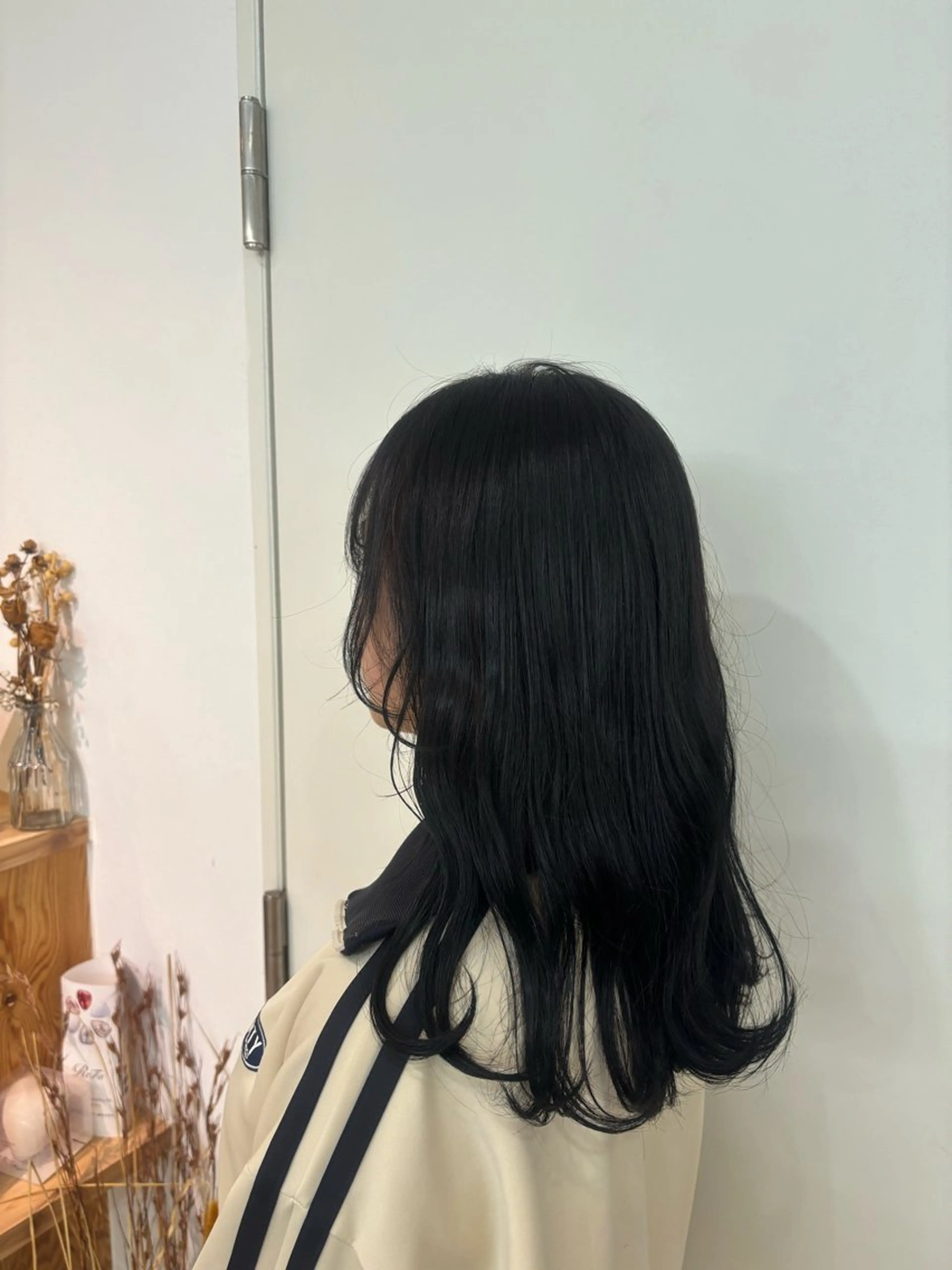 セミロング カラー 黒髪 ブリーチ 室谷 ゆりあのヘアスタイル