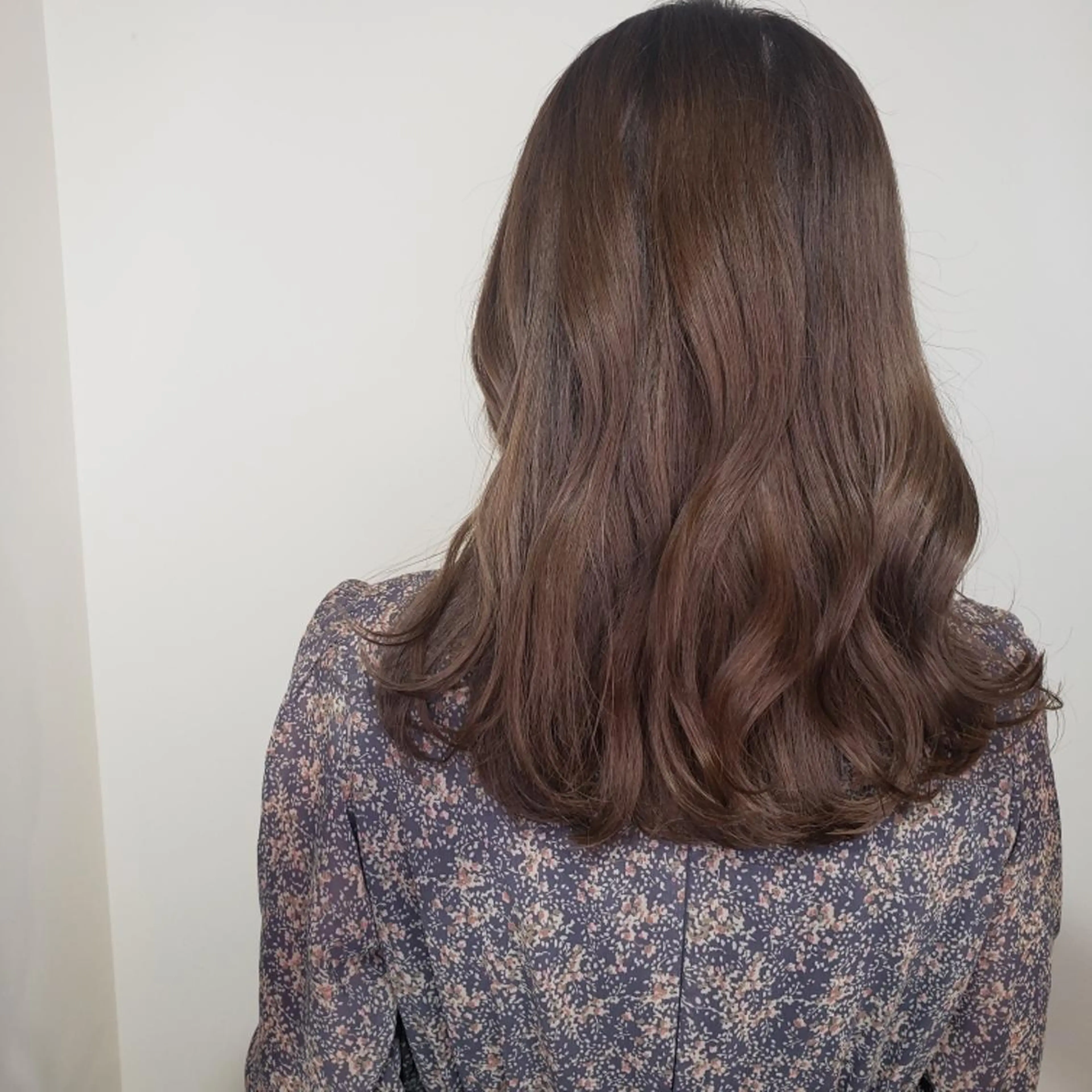 セミロング カット ヘアカラー トリートメント 🇰🇷透明感×ハイ トーン🌟tomoのヘアスタイル