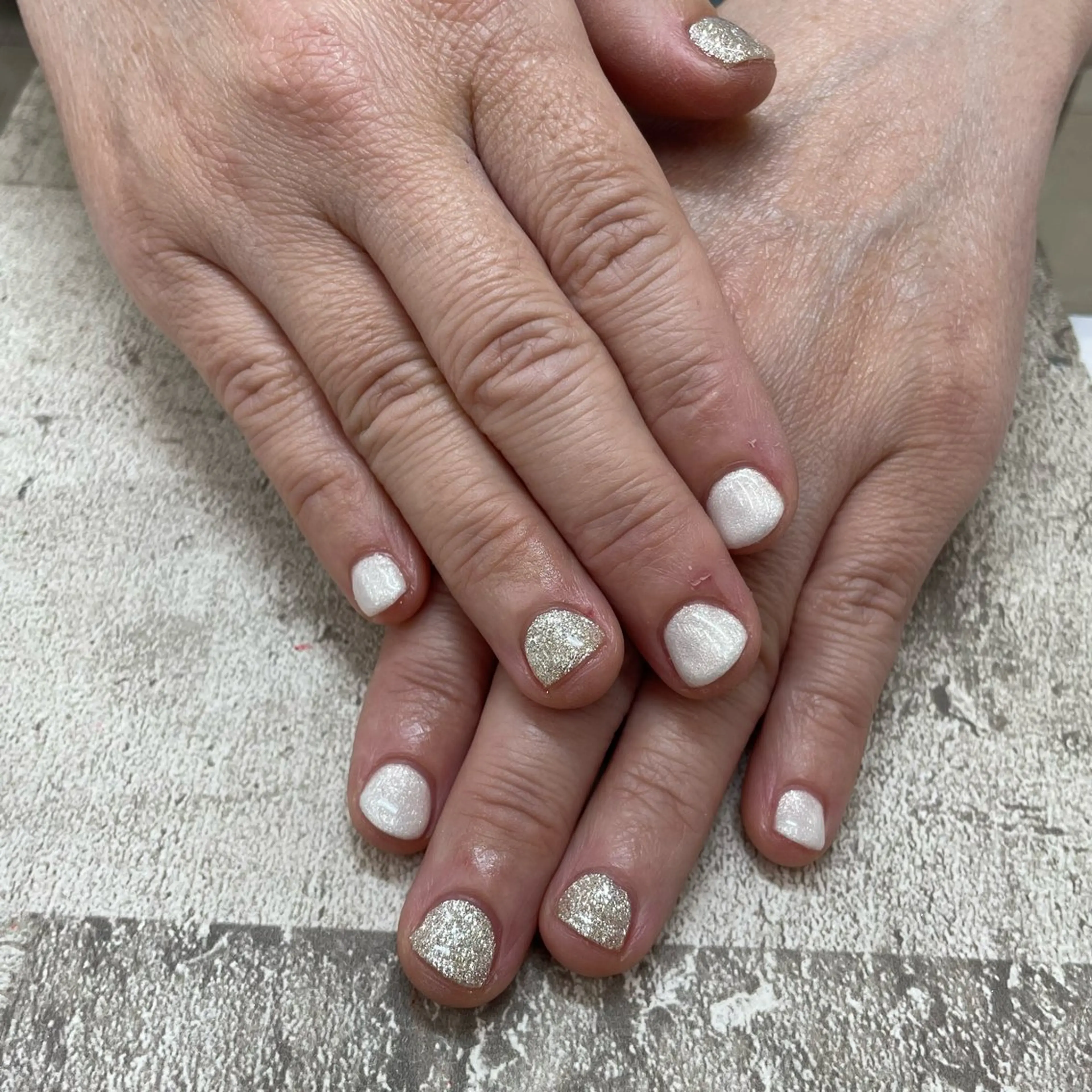 ネイル ゴールド ラメ(グリッター) ショートネイル ホワイト MAXKELLY EMIのネイルデザイン