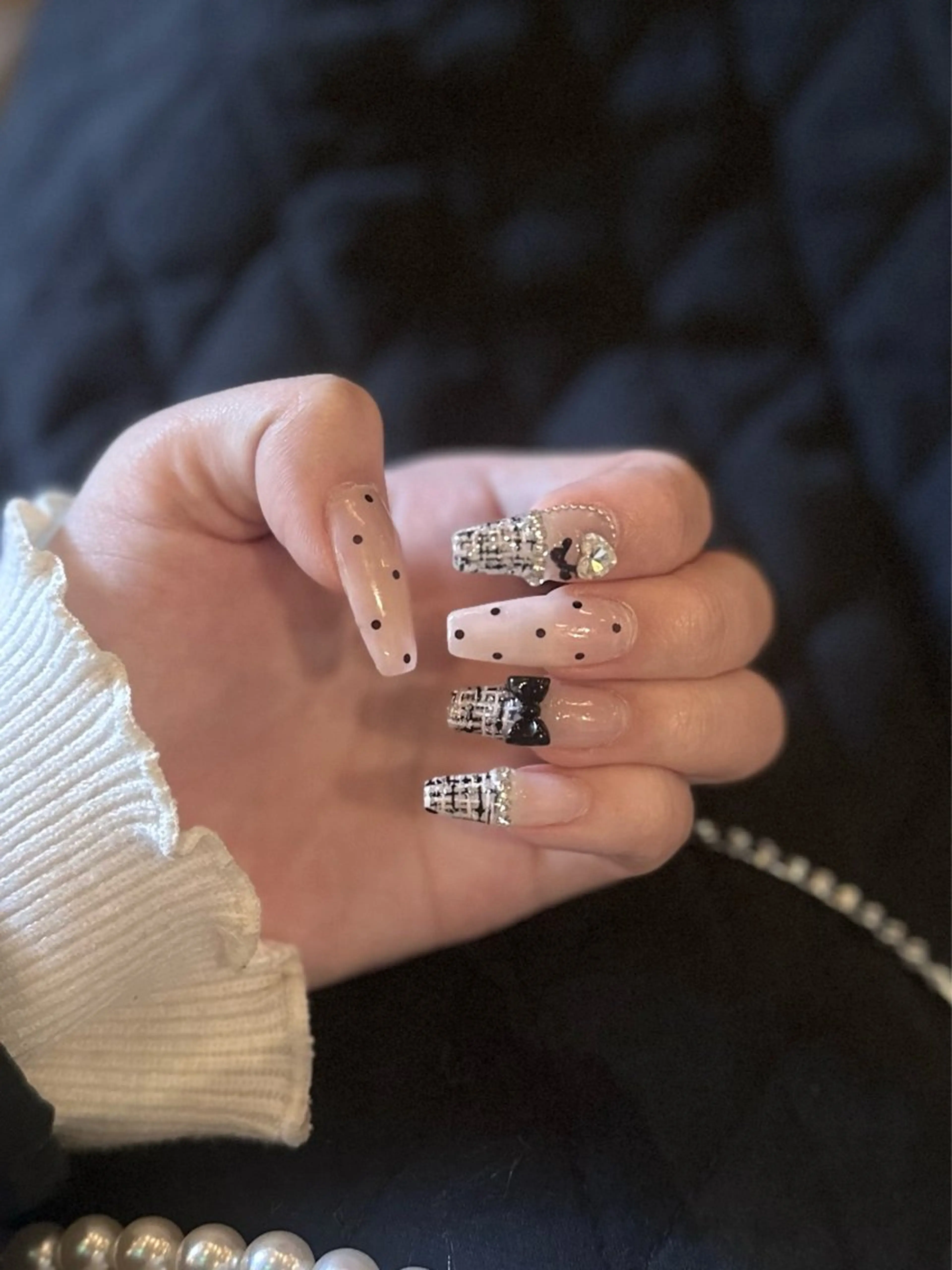 ネイル ドット ツイードネイル 岸 柚花のネイルデザイン