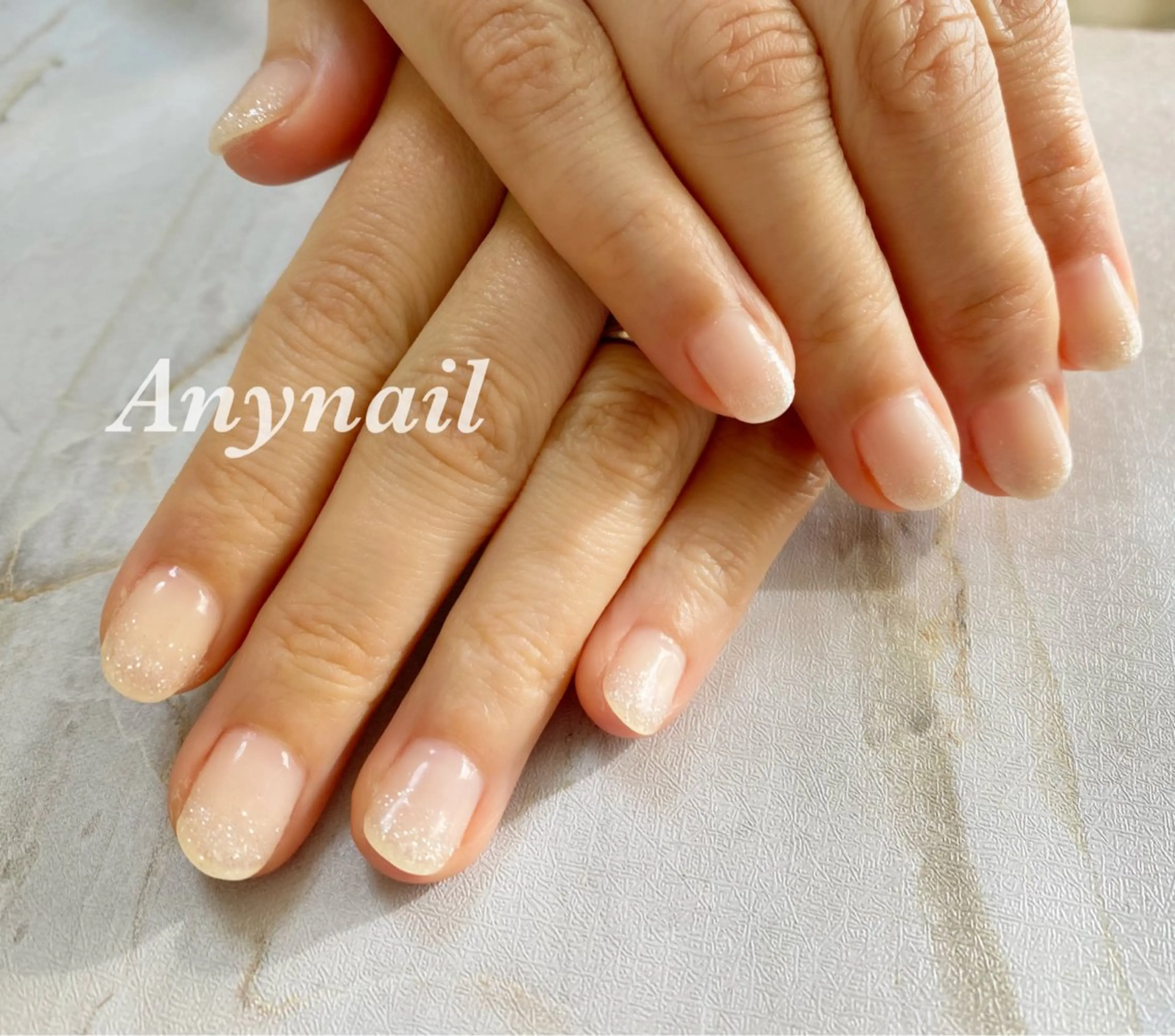 ネイル ブルー グラデーション ラメ(グリッター) ラメグラデーション ホワイト ハンドネイル 岩澤 恵子のネイルデザイン