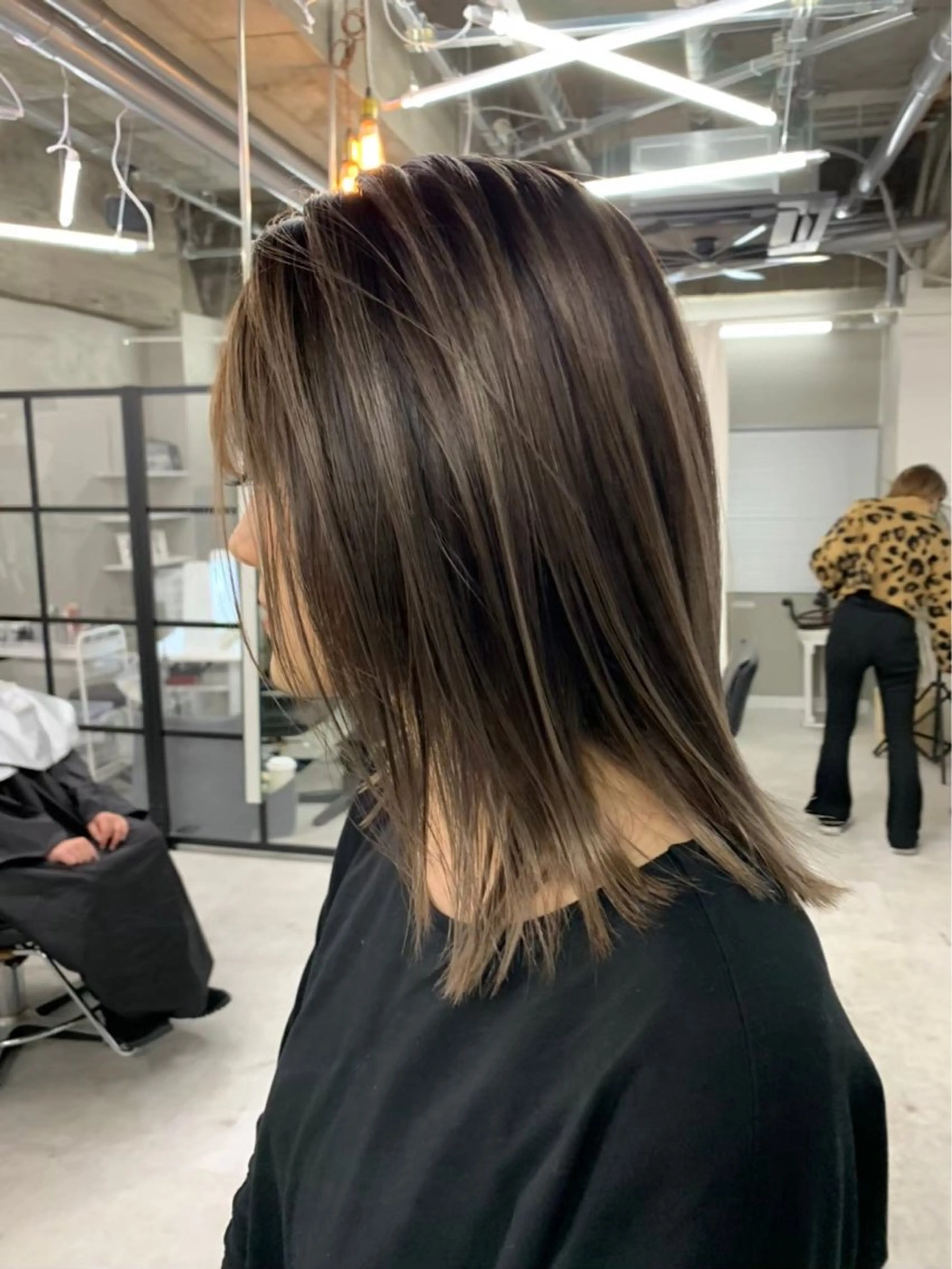 ミディアム レイヤーカット 髪質改善・ハイトーン 🌈SENAのヘアスタイル