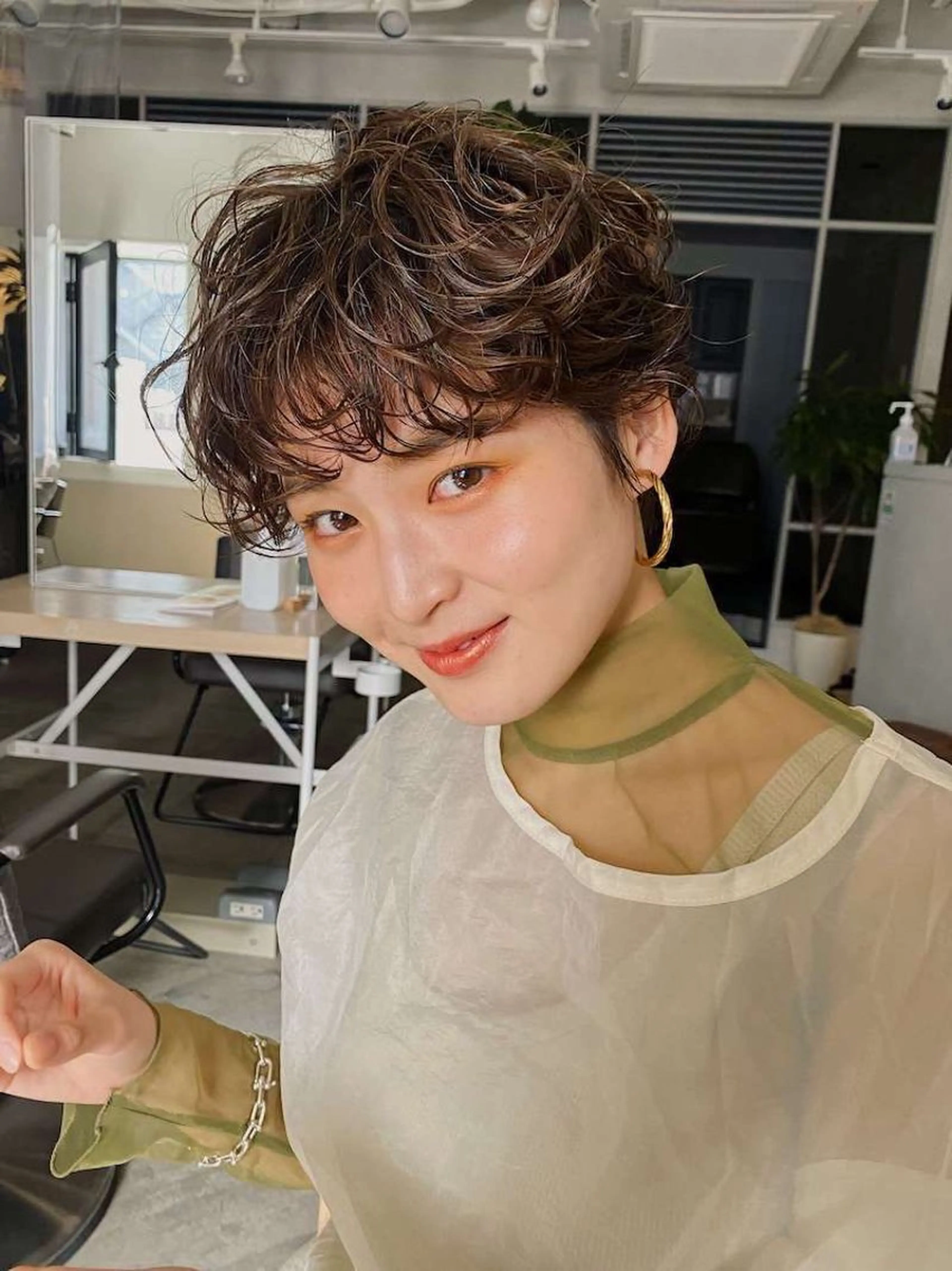 ショート パーマ 曲がる縮毛矯正 センターパートのヘアスタイル