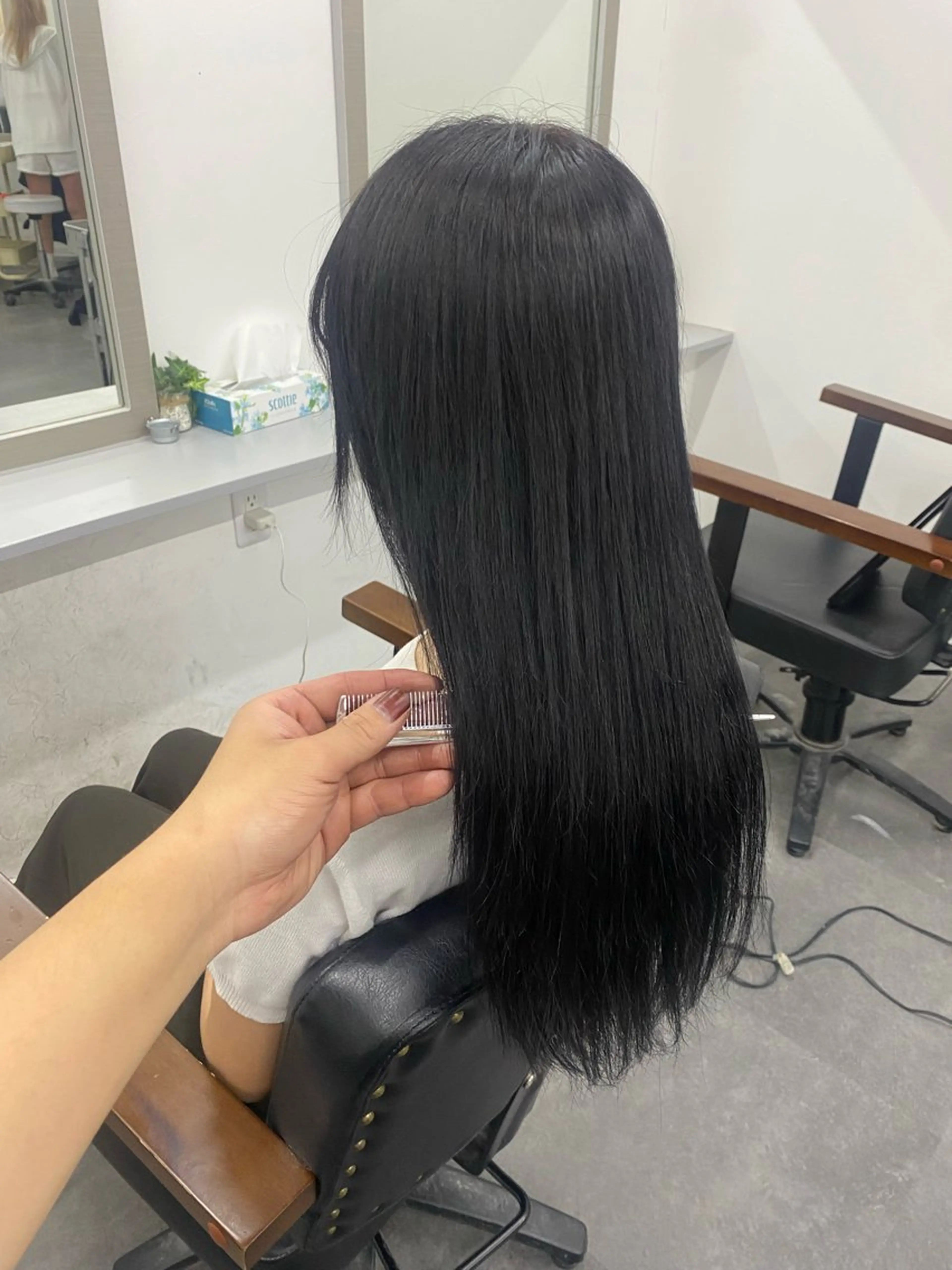 【口コミ書いて頂ける方限定】ナチュラルカラーに➕トリートメント【黒染め　茶色】3900の写真