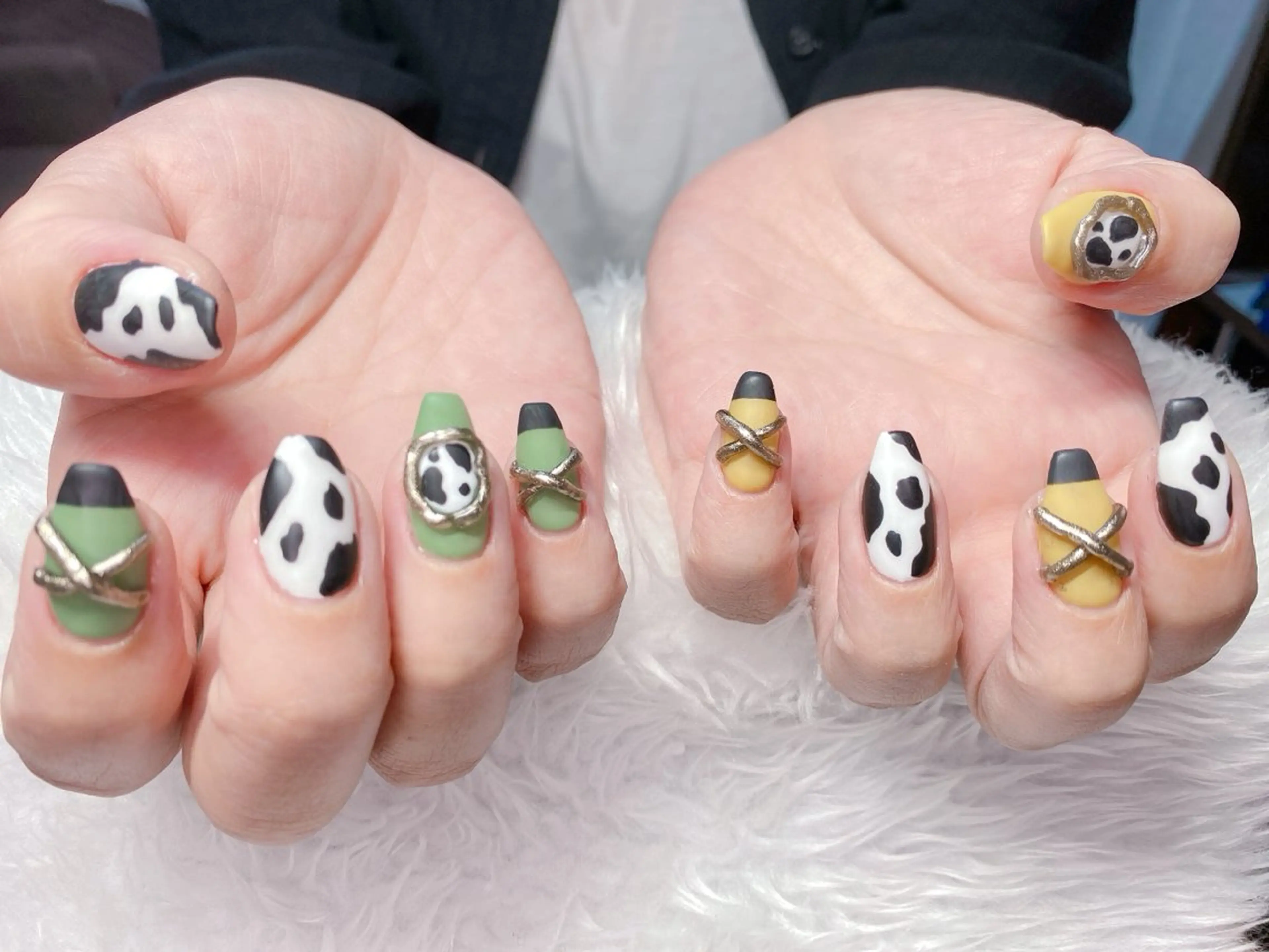 アートゴテゴテやり放題💅✨ゴージャス、キラキラ、ストーン3本以上アートで皆から注目されちゃう定番ネイル❤の写真