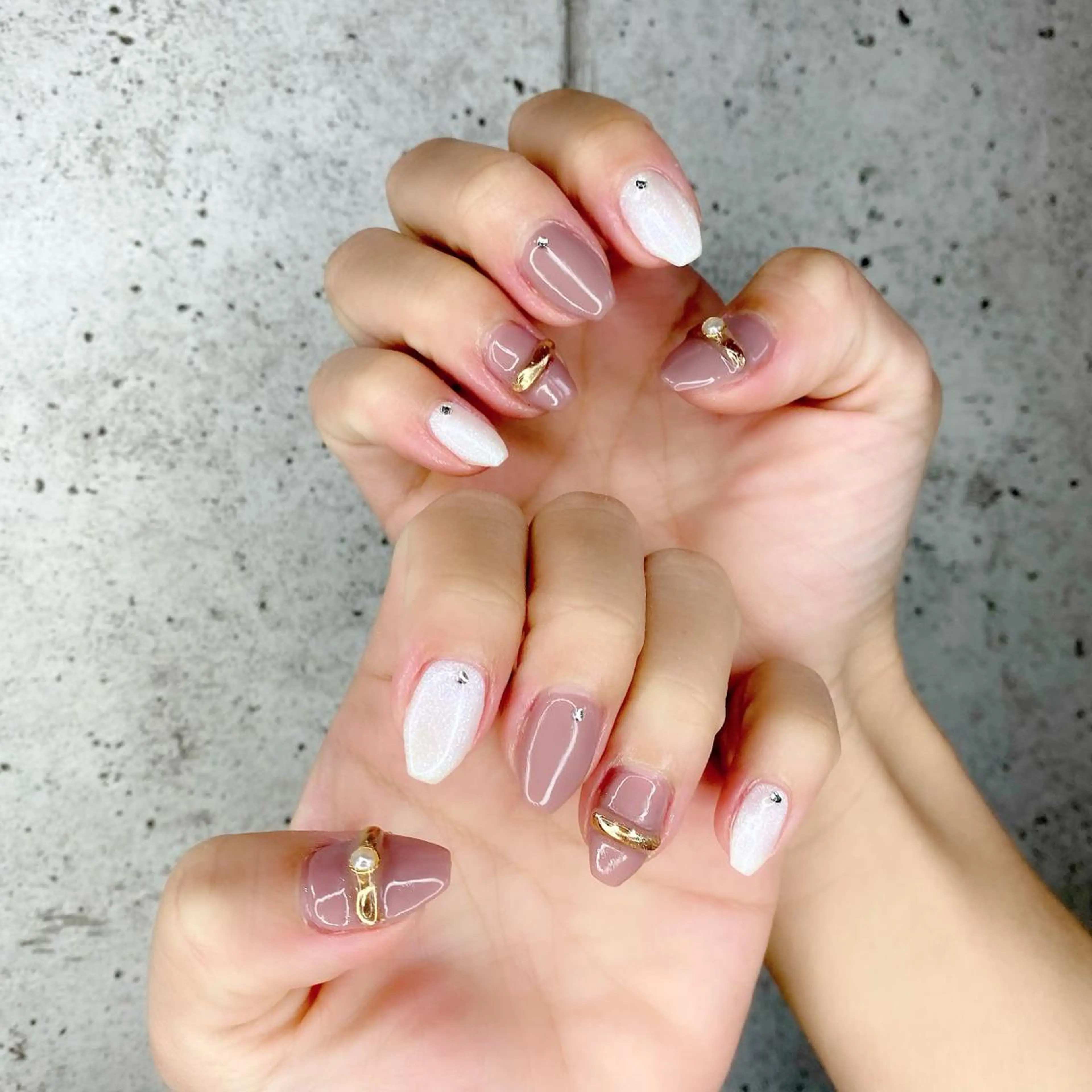 ミディアム カラー パーマ ヘアアレンジ メンズ キッズ ネイル マツエク・マツパ アイブロウ ホワイト ハンドネイル Salon Kのネイルデザイン