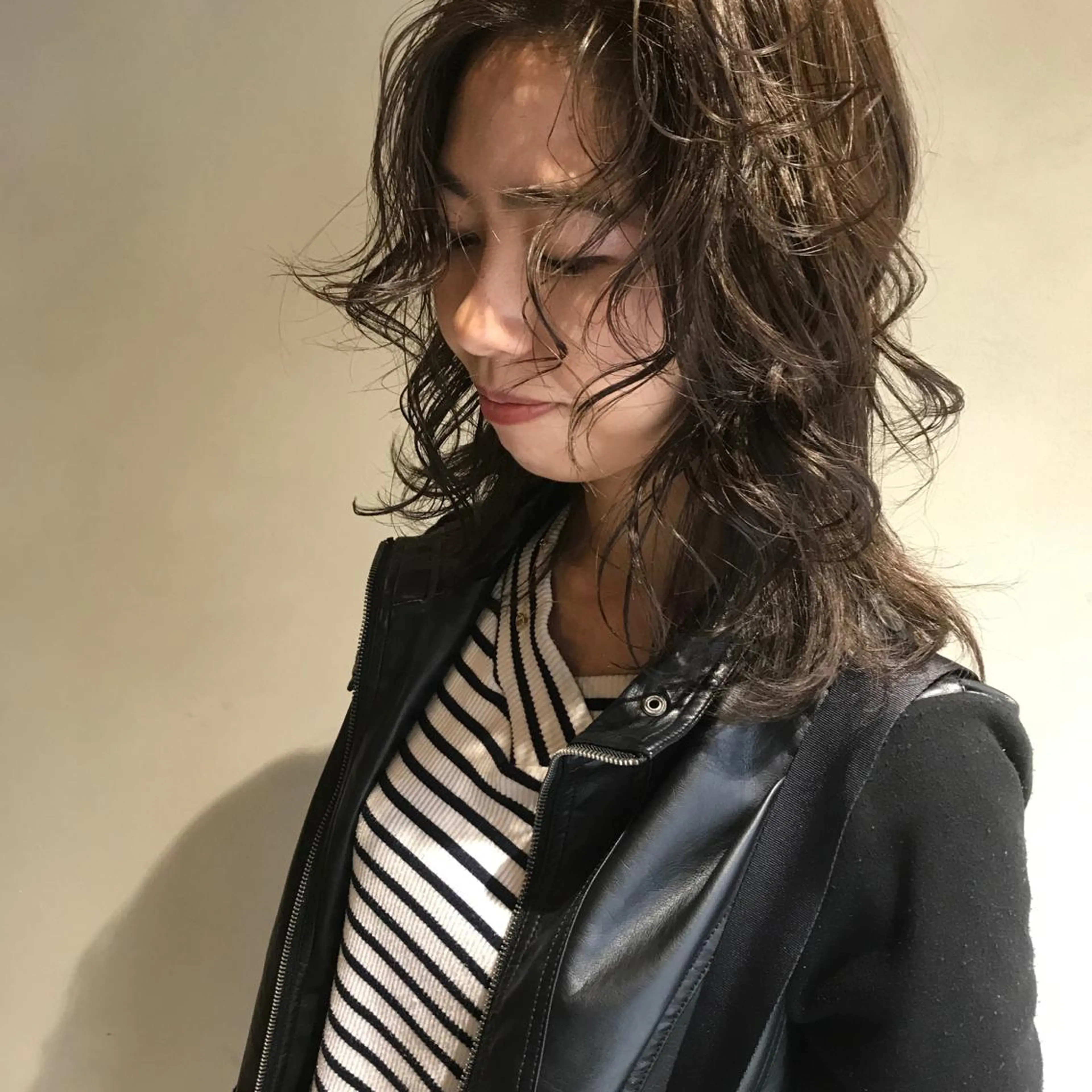 ミディアム カラー パーマ グレージュ カーキグレージュ レイヤーカット レイヤー/ブリーチ HIKARU ♡のヘアスタイル