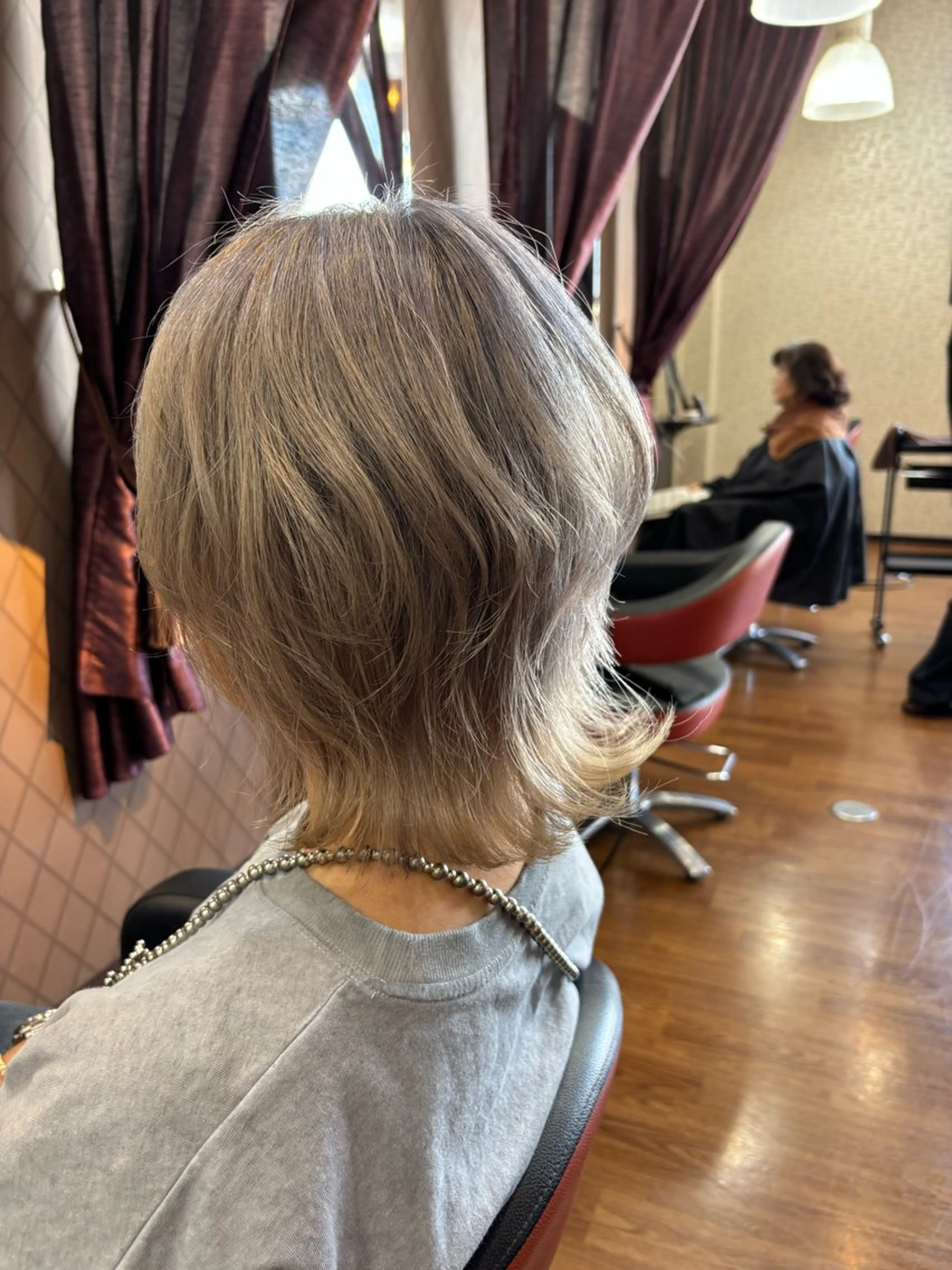 カラー ブリーチ シルバー ボブ 飛彈 優風のヘアスタイル