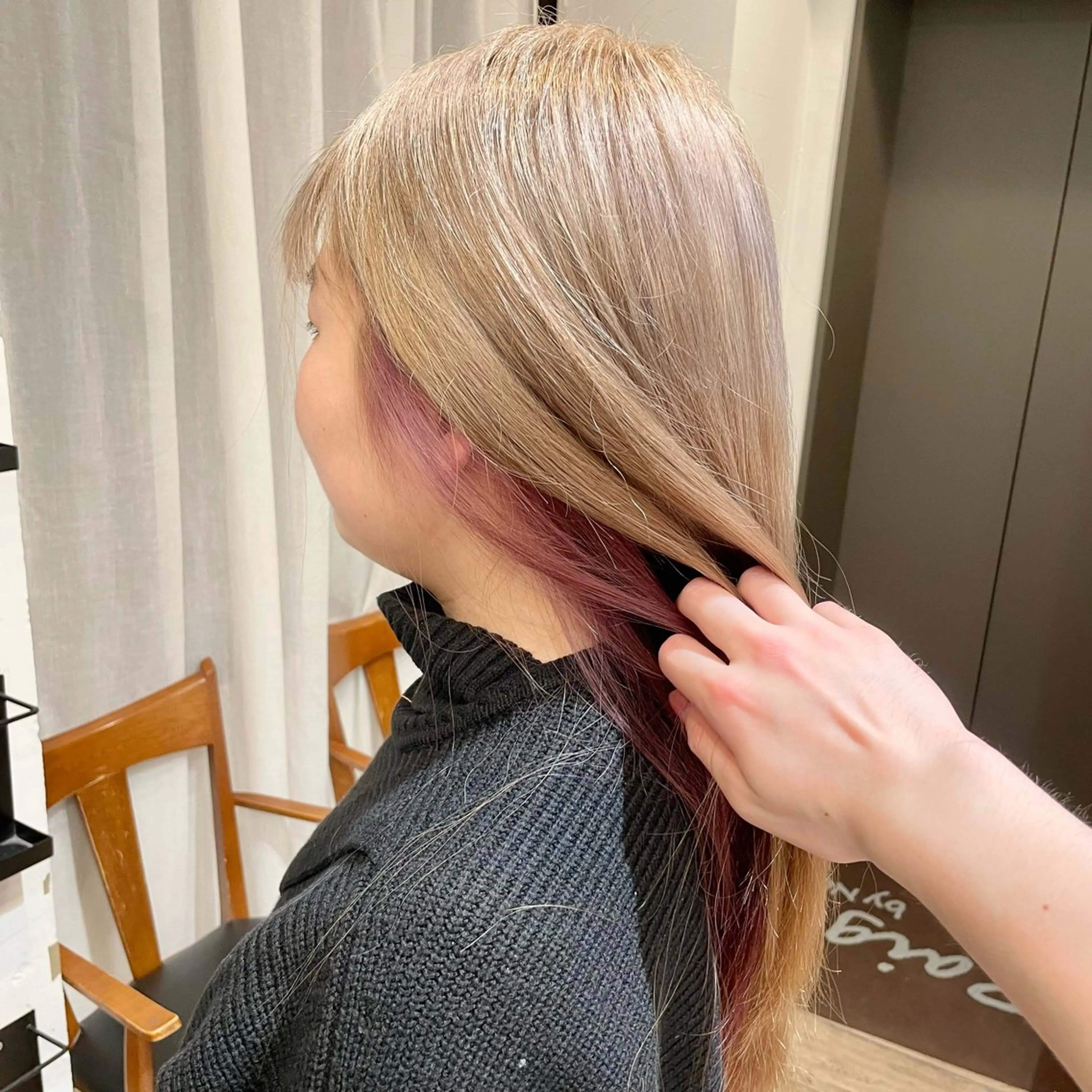 ロング カラー ベージュカラー インナーカラー ミルクティーベージュ ヘアカラー オザキクウガ/ ブリーチ/髪質改善のヘアスタイル