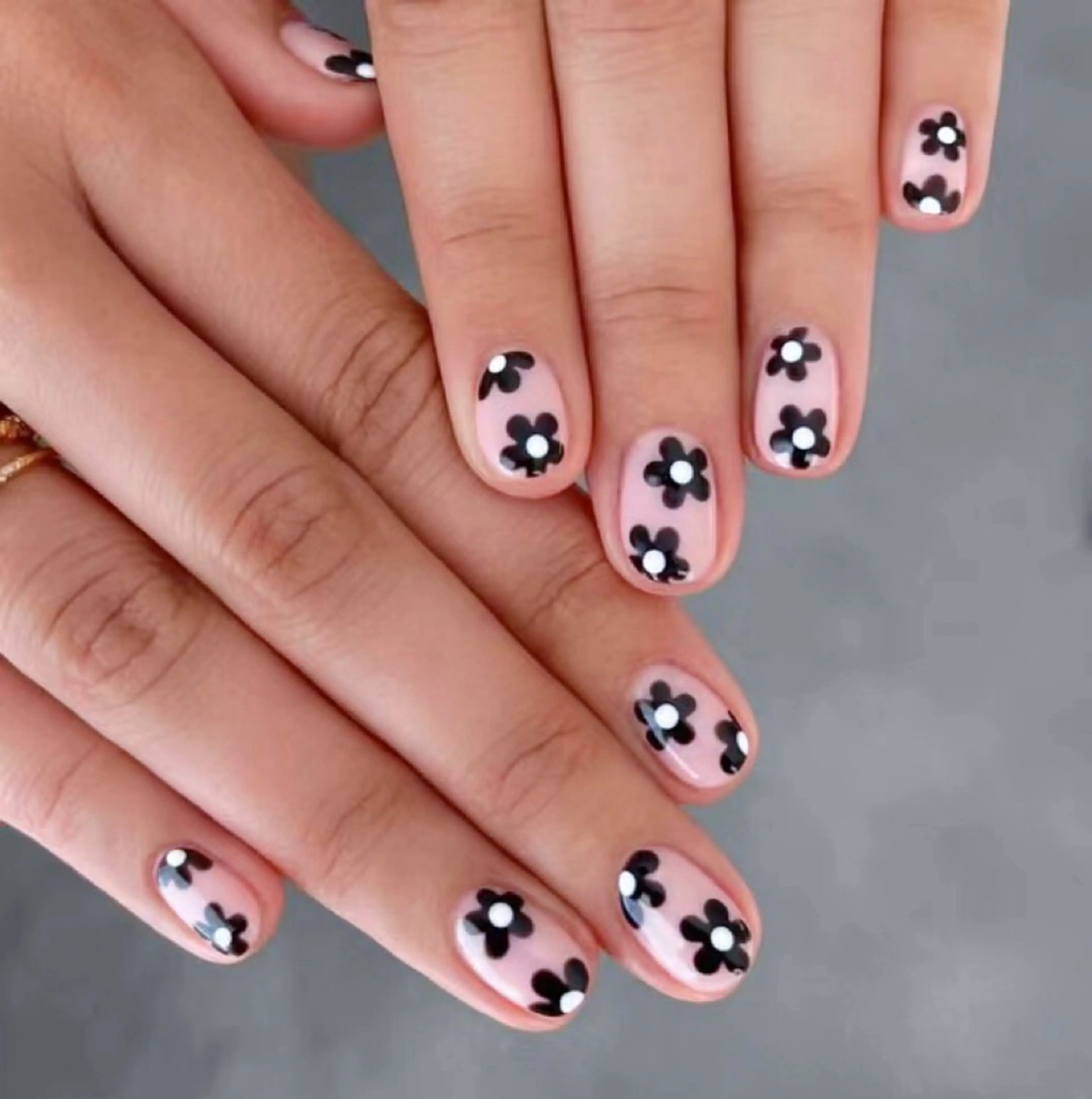 ネイル ハンドネイル MoonNail ユリ🌸のネイルデザイン