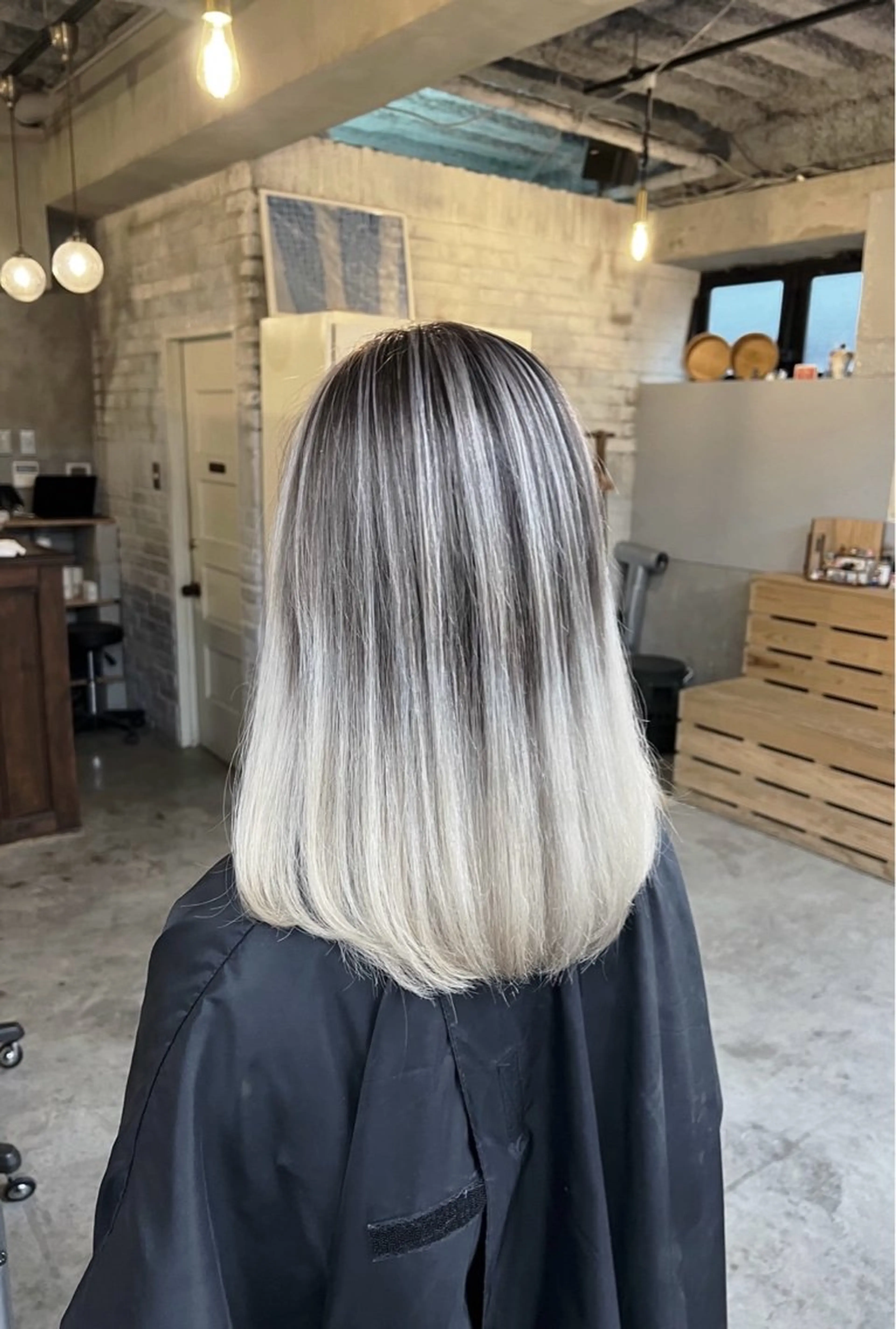 ミディアム カラー バレイヤージュ シルバー ホワイトシルバー レイヤーカット ヘアカラー トリートメント 指名数No.1 /NAOYAのヘアスタイル