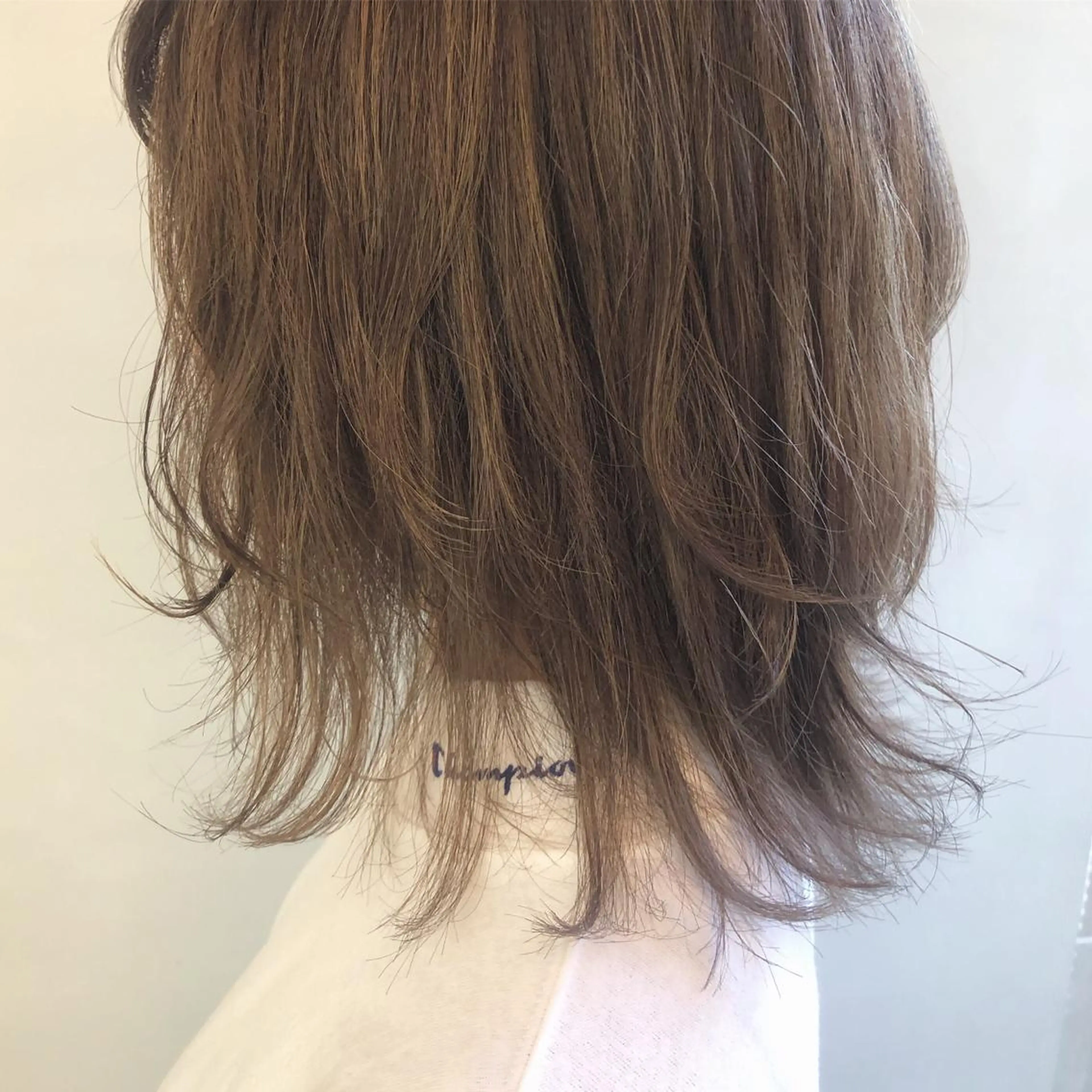 ミディアム カラー ベージュカラー ハイライトカラー ミルクティーベージュ ハイライト 齋藤 咲のヘアスタイル