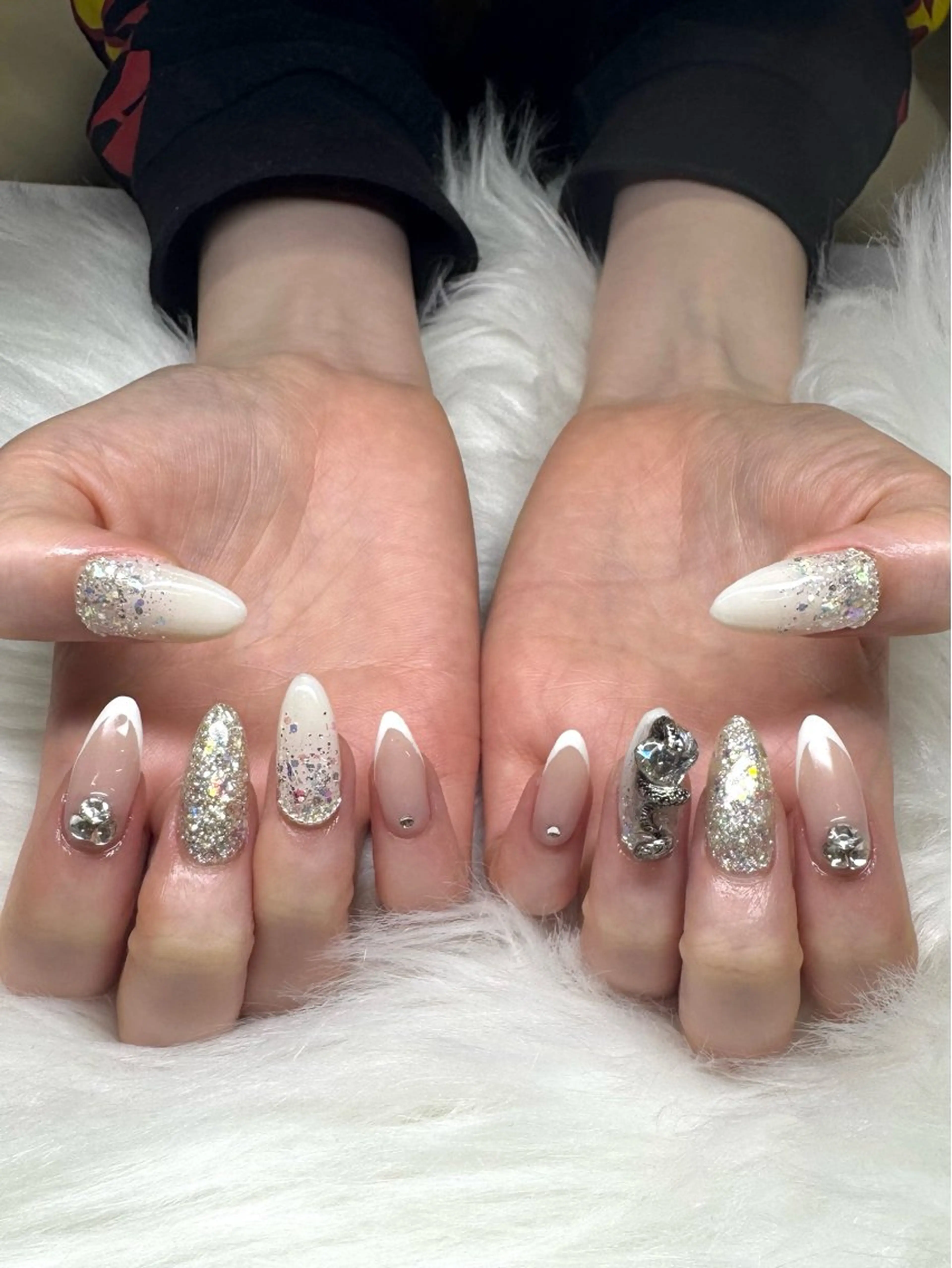 ネイル キラキラネイル ホワイト ハンドネイル LUCAS 千葉 AOI💅🏾💕のネイルデザイン