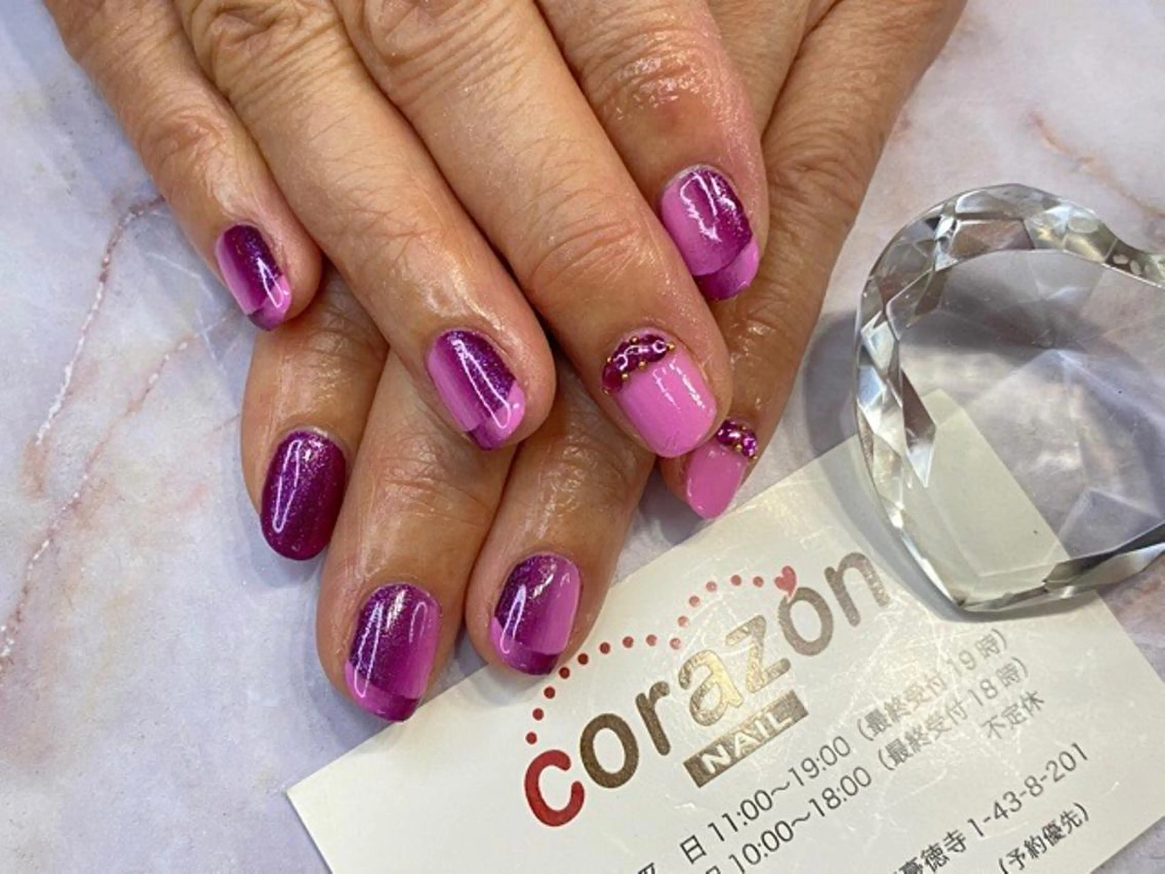 ネイル フレンチネイル オンブレフレンチ パープル 赤色 ストーンネイル corazon所属・ネイリスト aicoのネイルデザイン