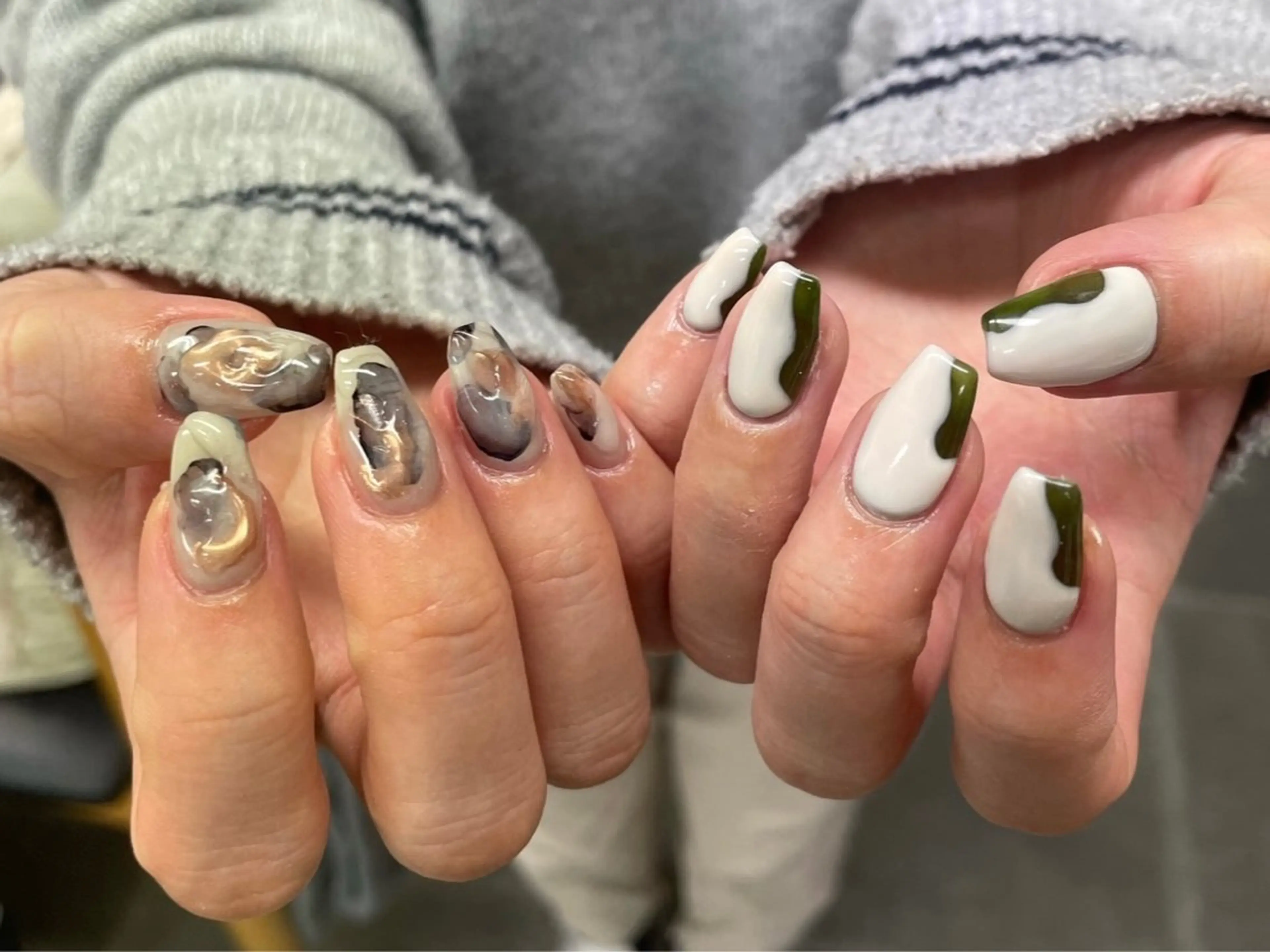 ネイル アートネイル べっ甲ネイル ジェルネイル グリーン キラキラネイル nailstudio eviz新宿店のネイルデザイン