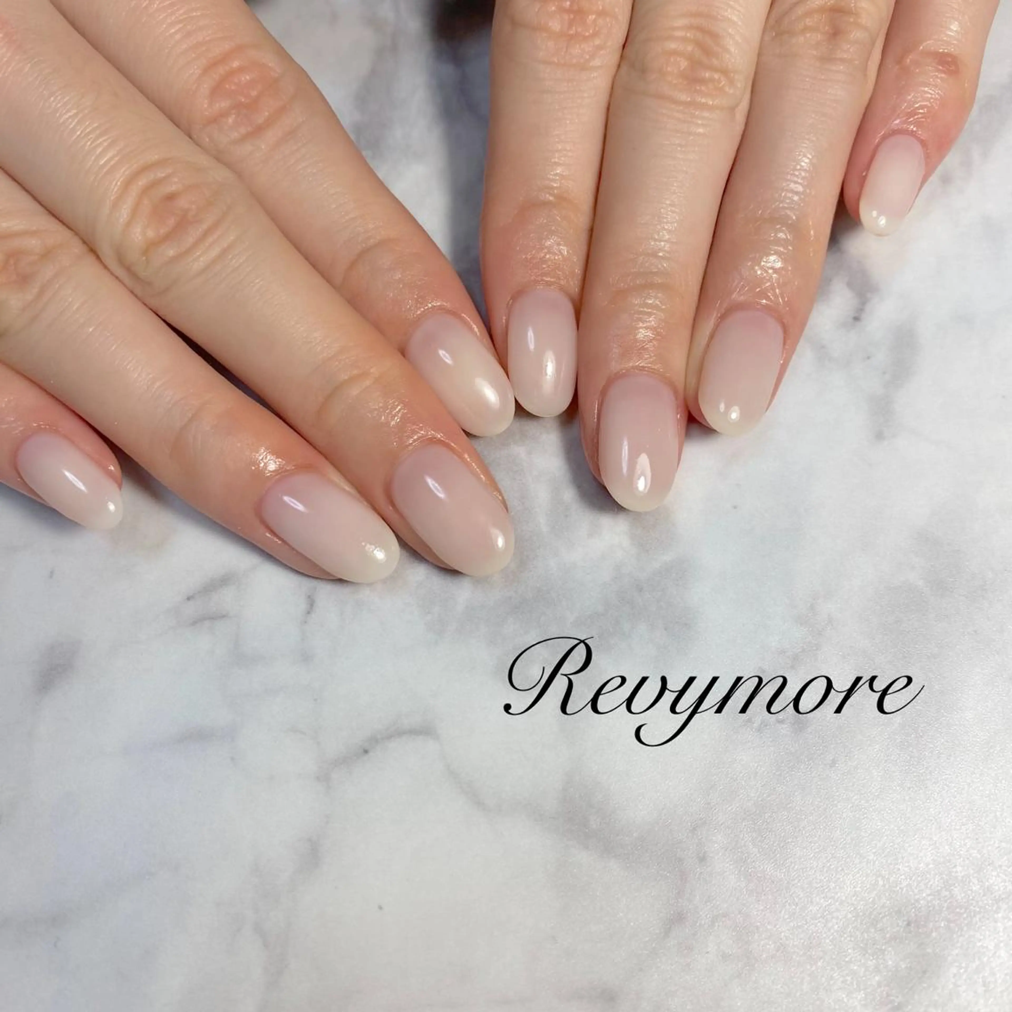 ミディアム ネイル 韓国風ヘア クリアネイル ジェルネイル キラキラネイル 韓国ネイル nail salon Revymoreのネイルデザイン