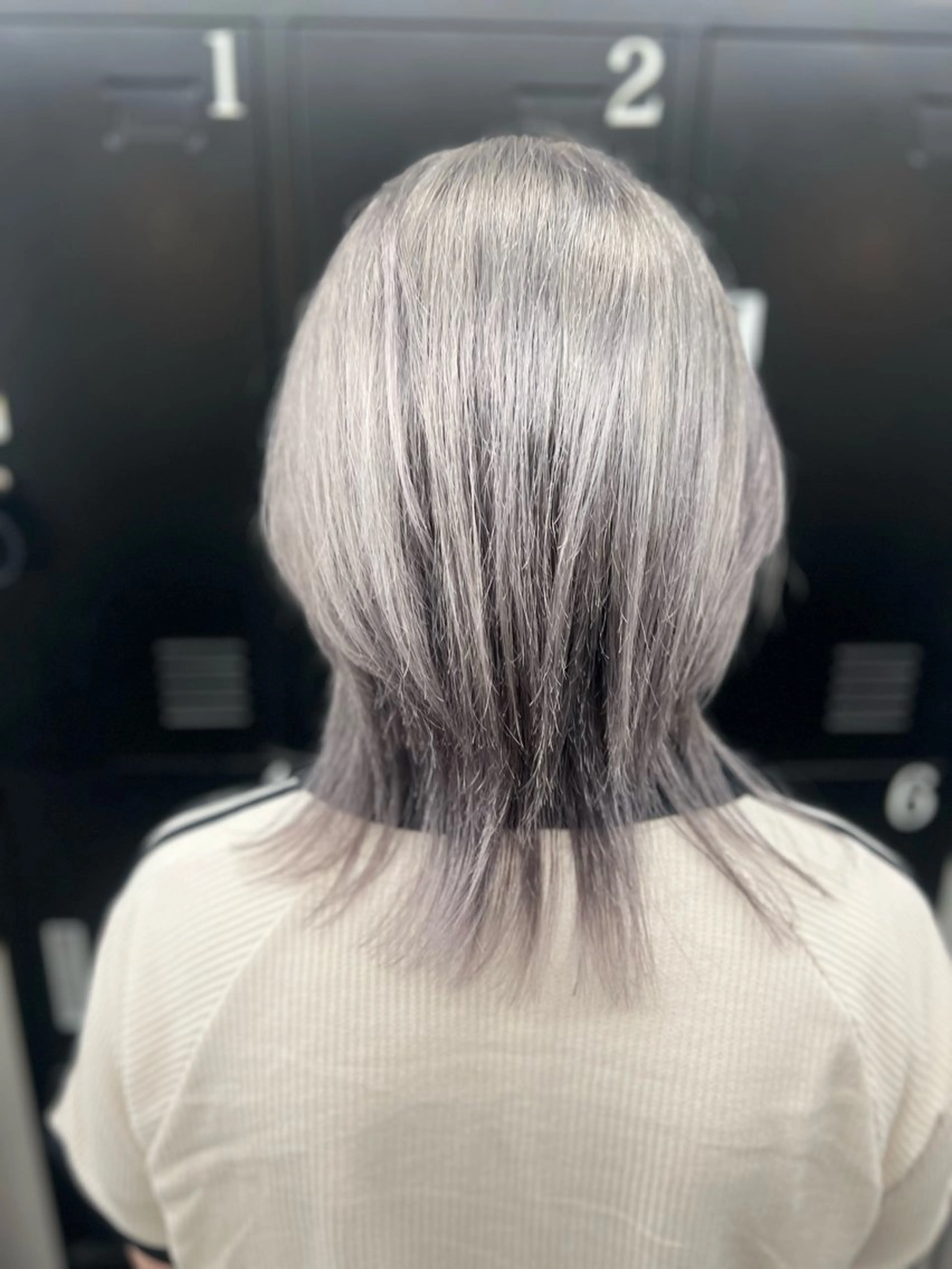 ミディアム カラー メンズ メンズウルフカット シルバー ホワイトシルバー ウルフカット カット ヘアカラー 透明感カラー特化🫧 ADLLA.栗原🦋のヘアスタイル