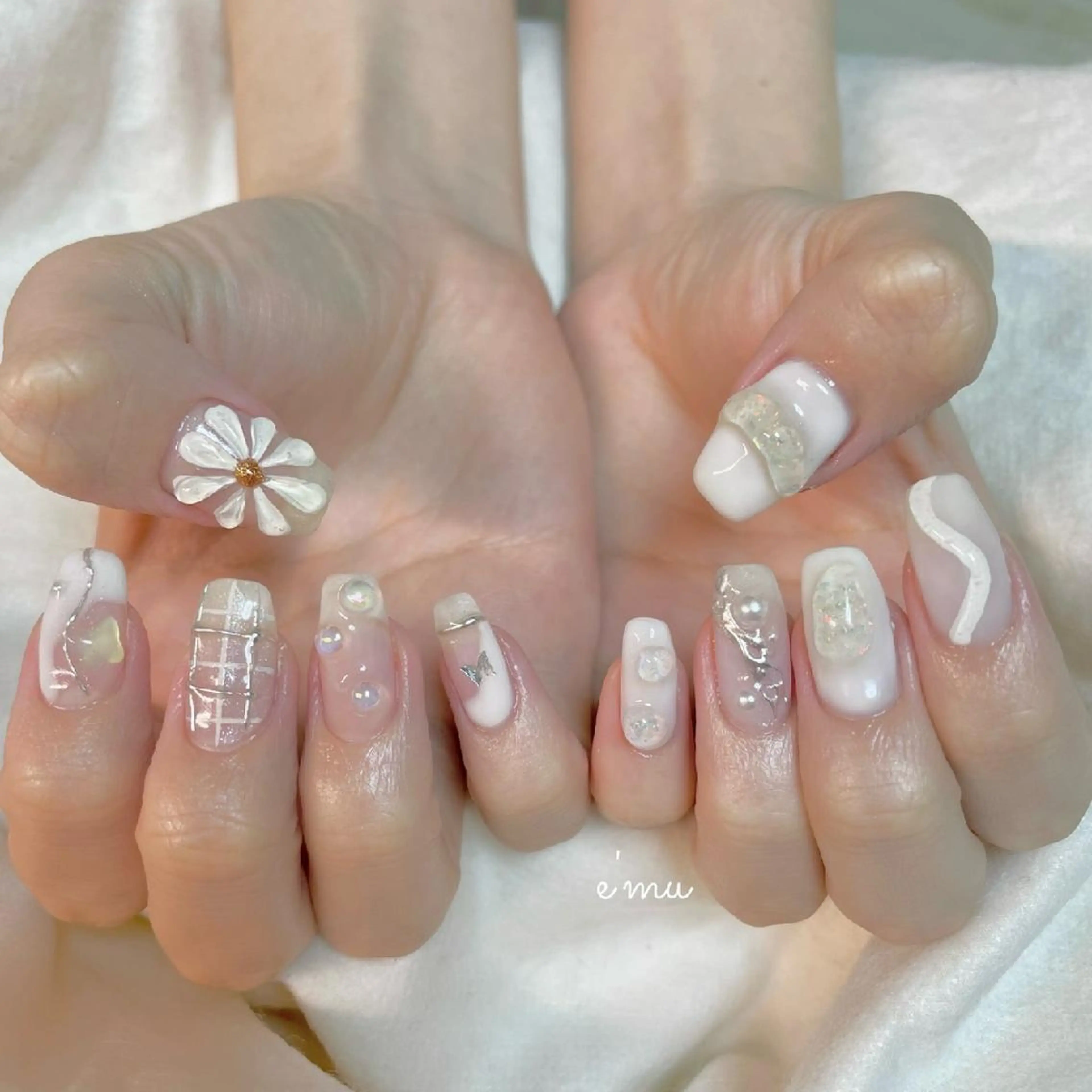 ネイル フラワーネイル ニュアンスネイル ぷっくりネイル ホワイト nail salon e'mu💐のネイルデザイン