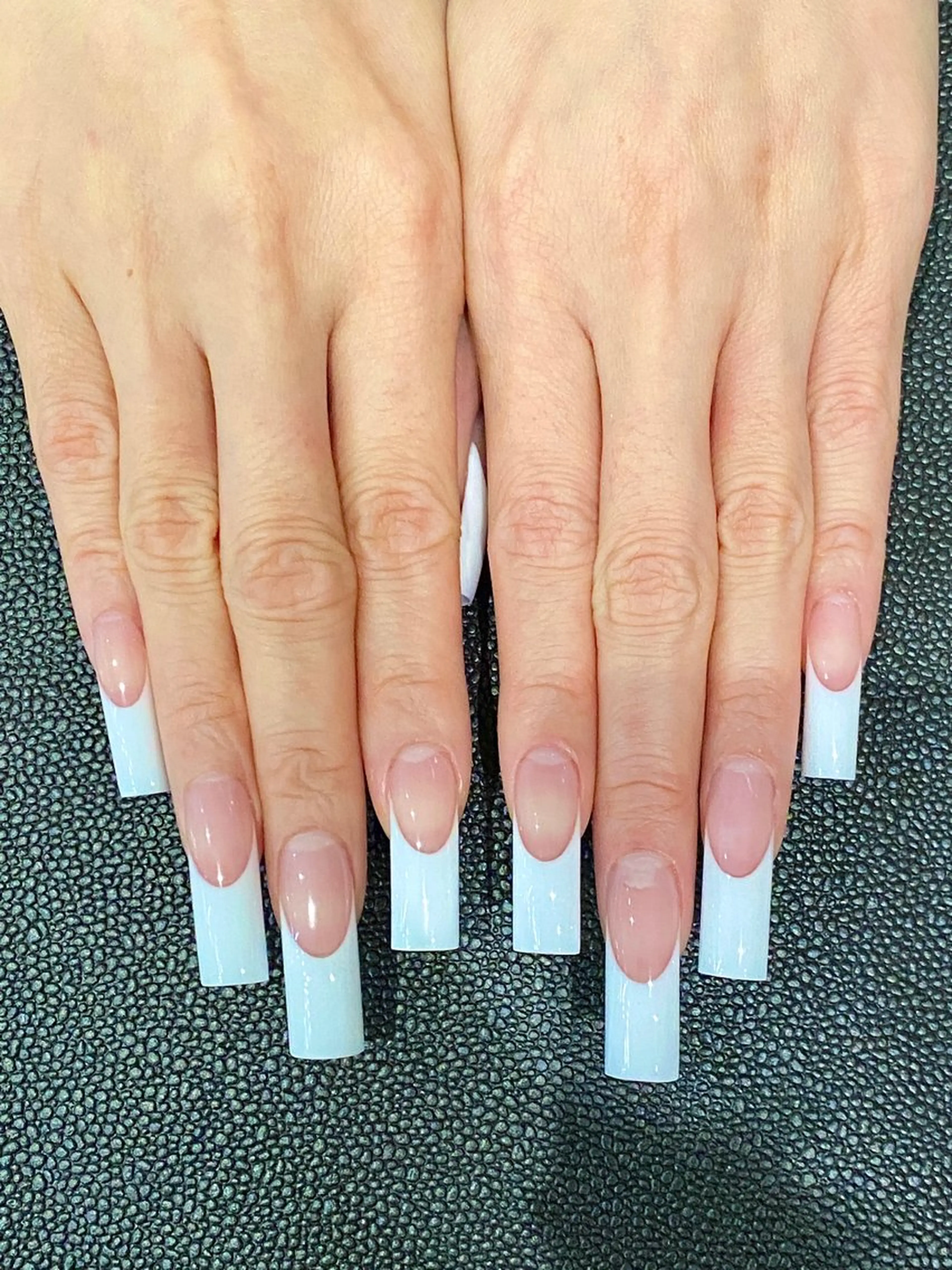 コンテスト無料モデルアクリルフレンチ※予約確定後、写真審査通過した方のみ別日で施術します。審査前に店舗に来店NGです。の写真