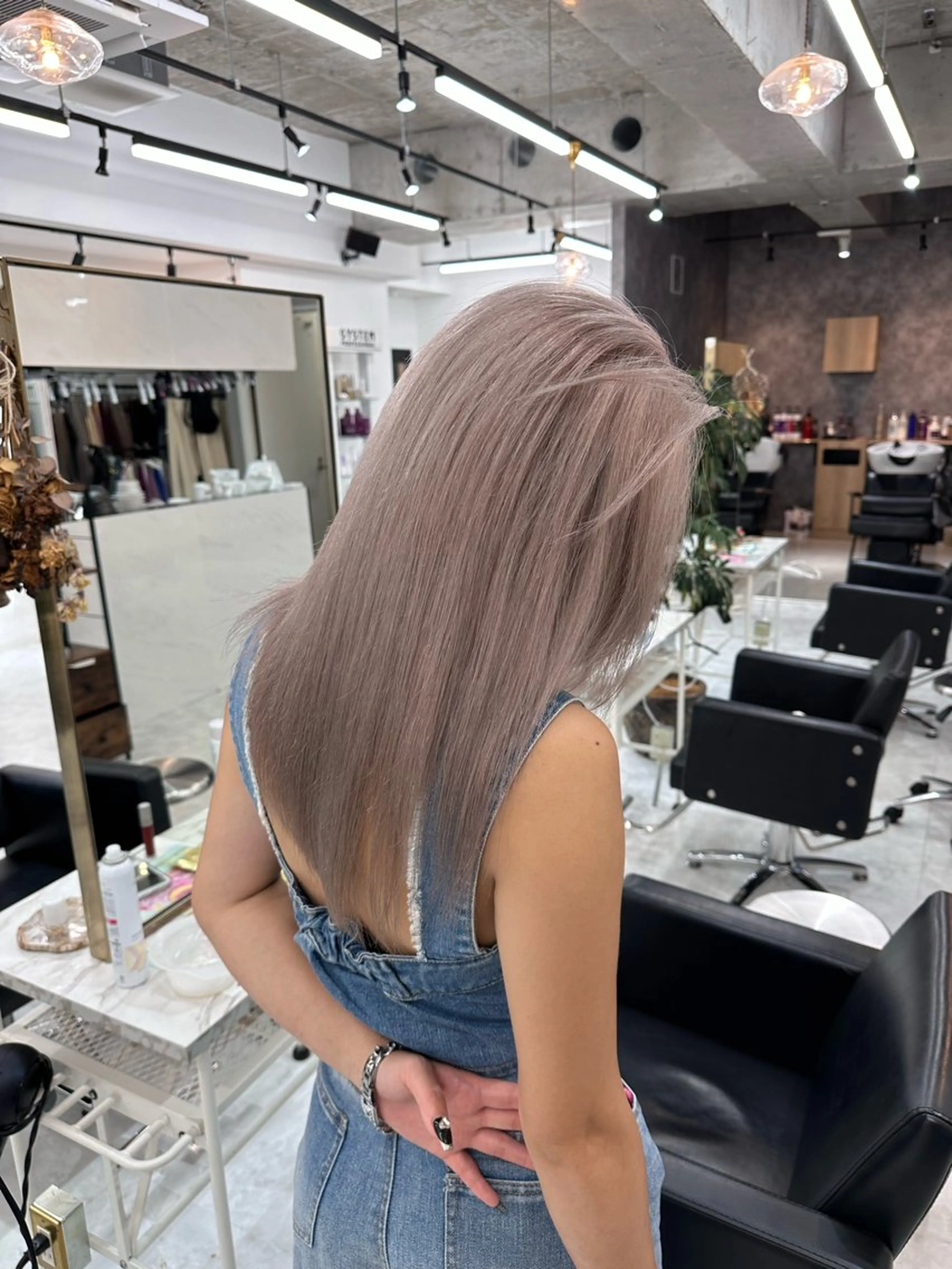 カラー ベージュカラー 💎艶々ハイトーン MOE💍🤍のヘアスタイル