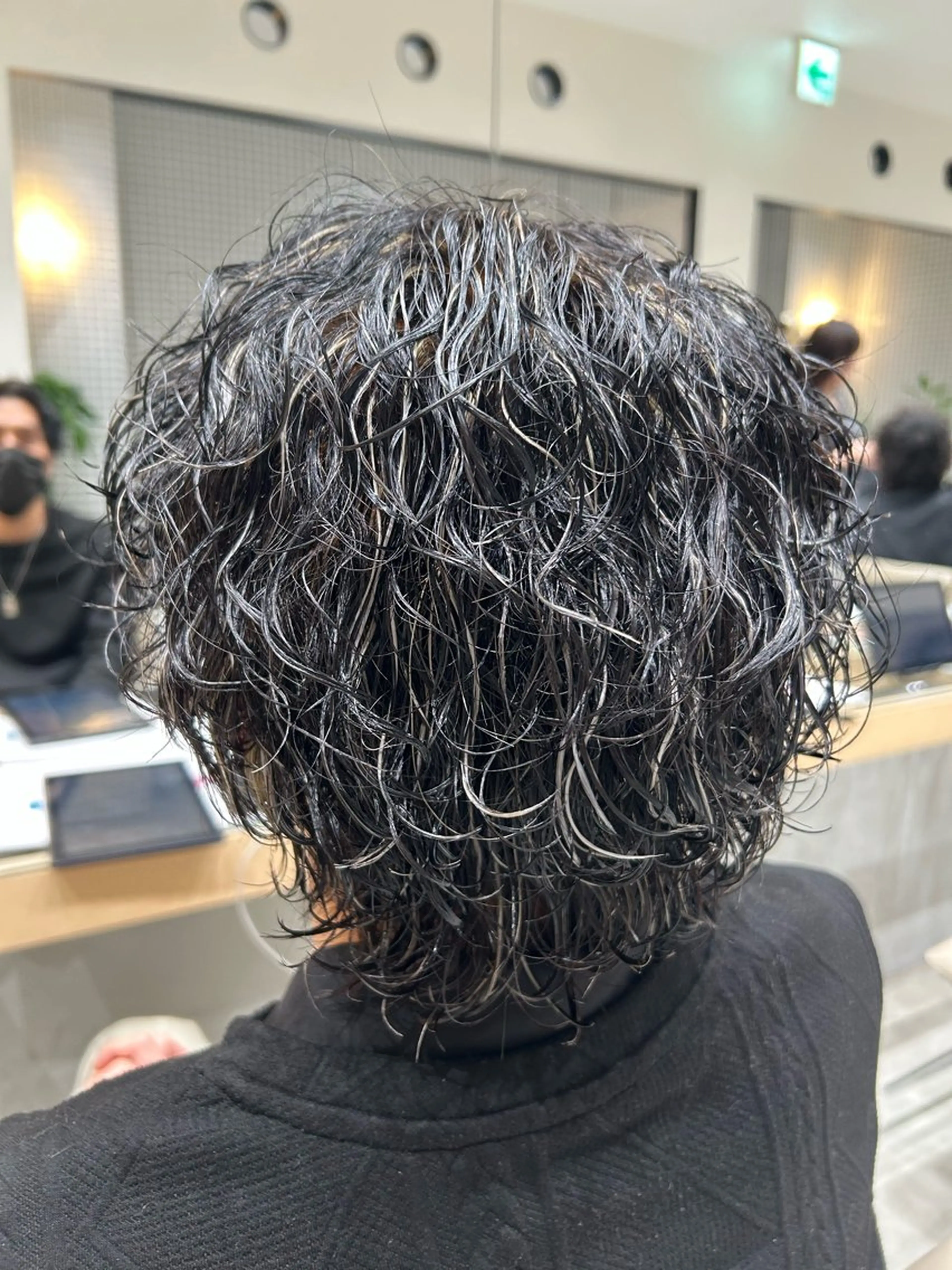 カラー パーマ メンズ フェードカット メンズハイライト メンズパーマ ハイライトカラー カット ヘアカラー パーマ 🐲ツイスパ🐲 フェード/龍のヘアスタイル