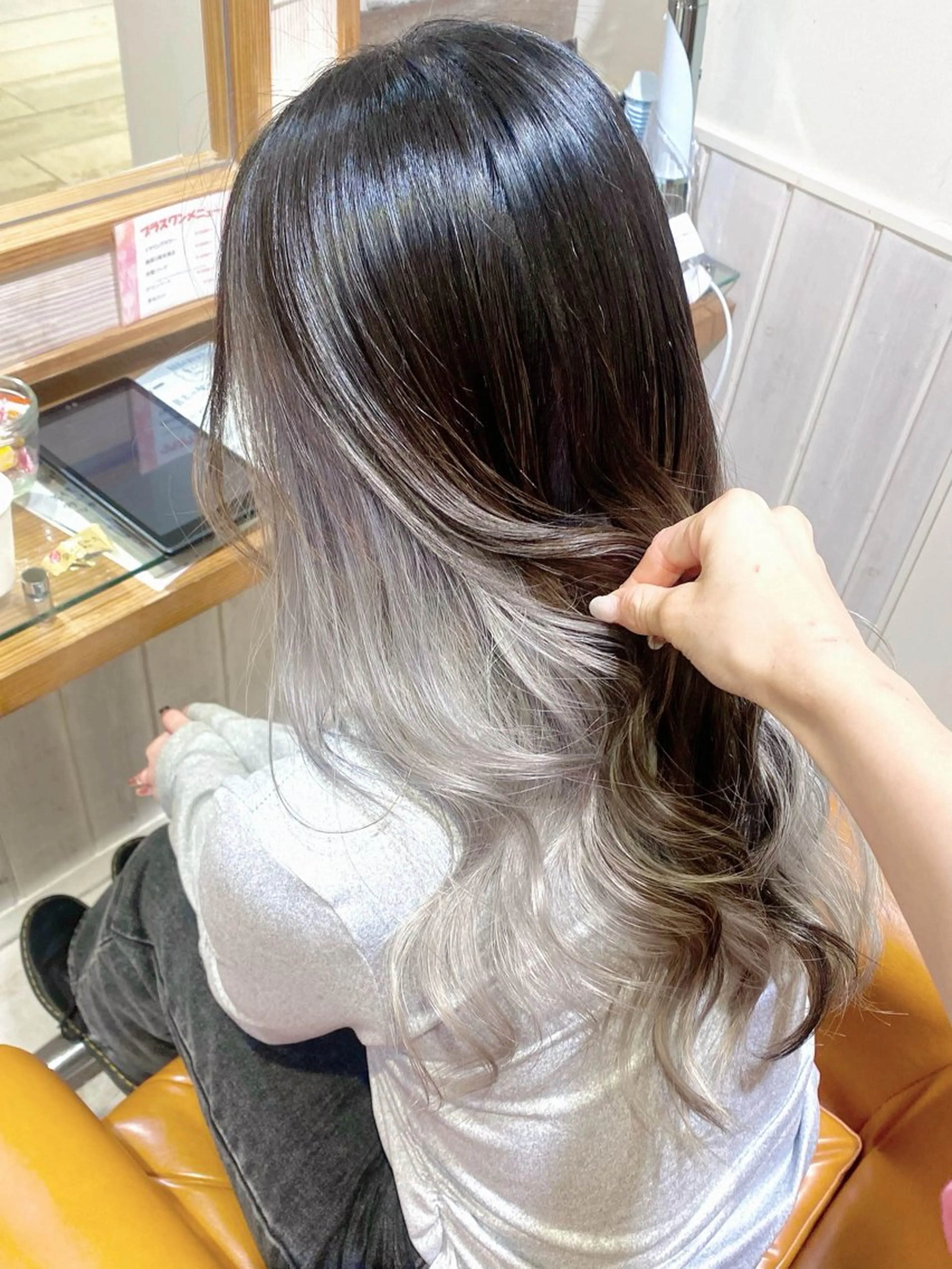セミロング カラー インナーカラー シルバー ホワイトシルバー ヘアカラー 🌸小島友梨香🌸 ブリーチカラーのヘアスタイル