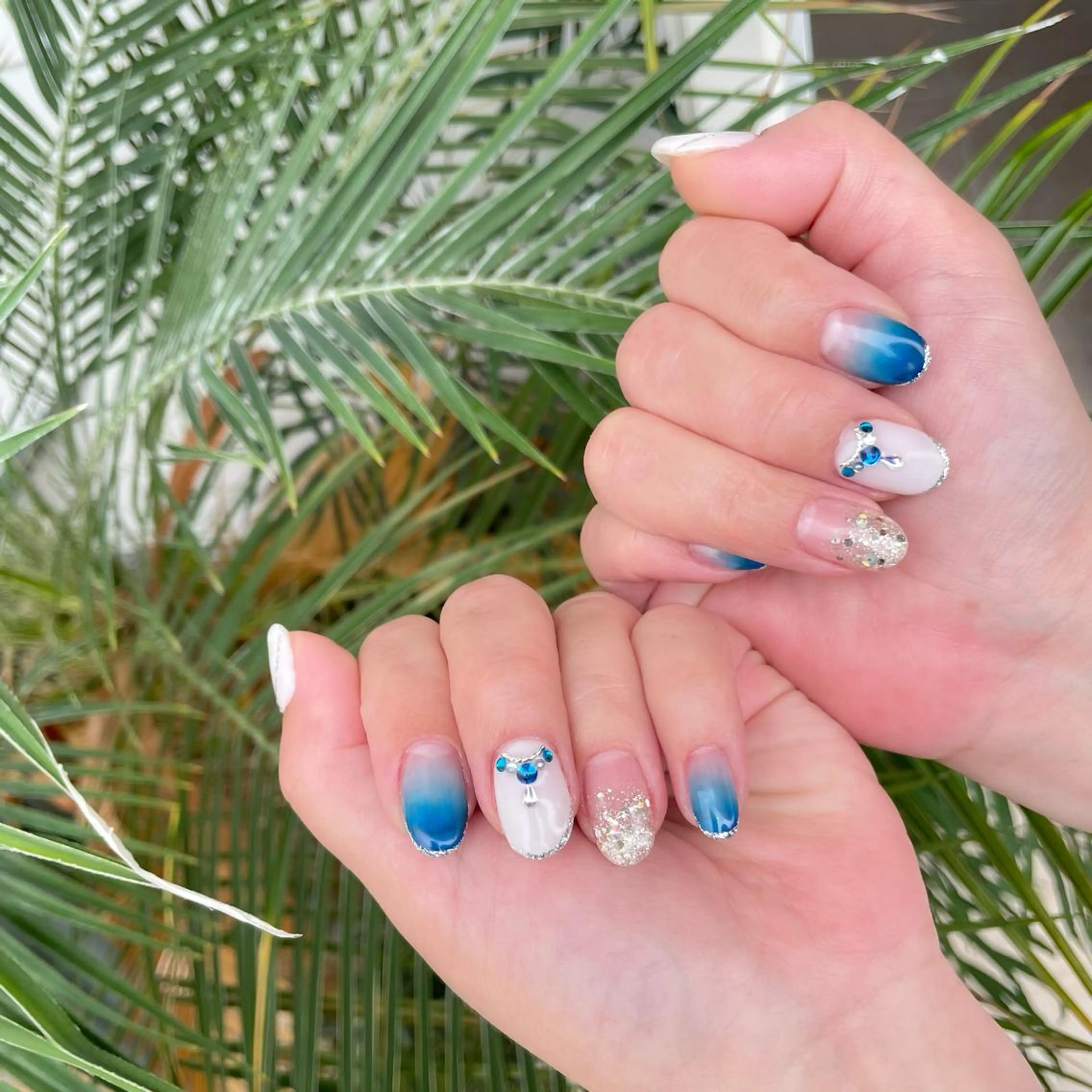 ネイル ブルー グラデーション ストーンネイル 夏ネイル es nailのネイルデザイン