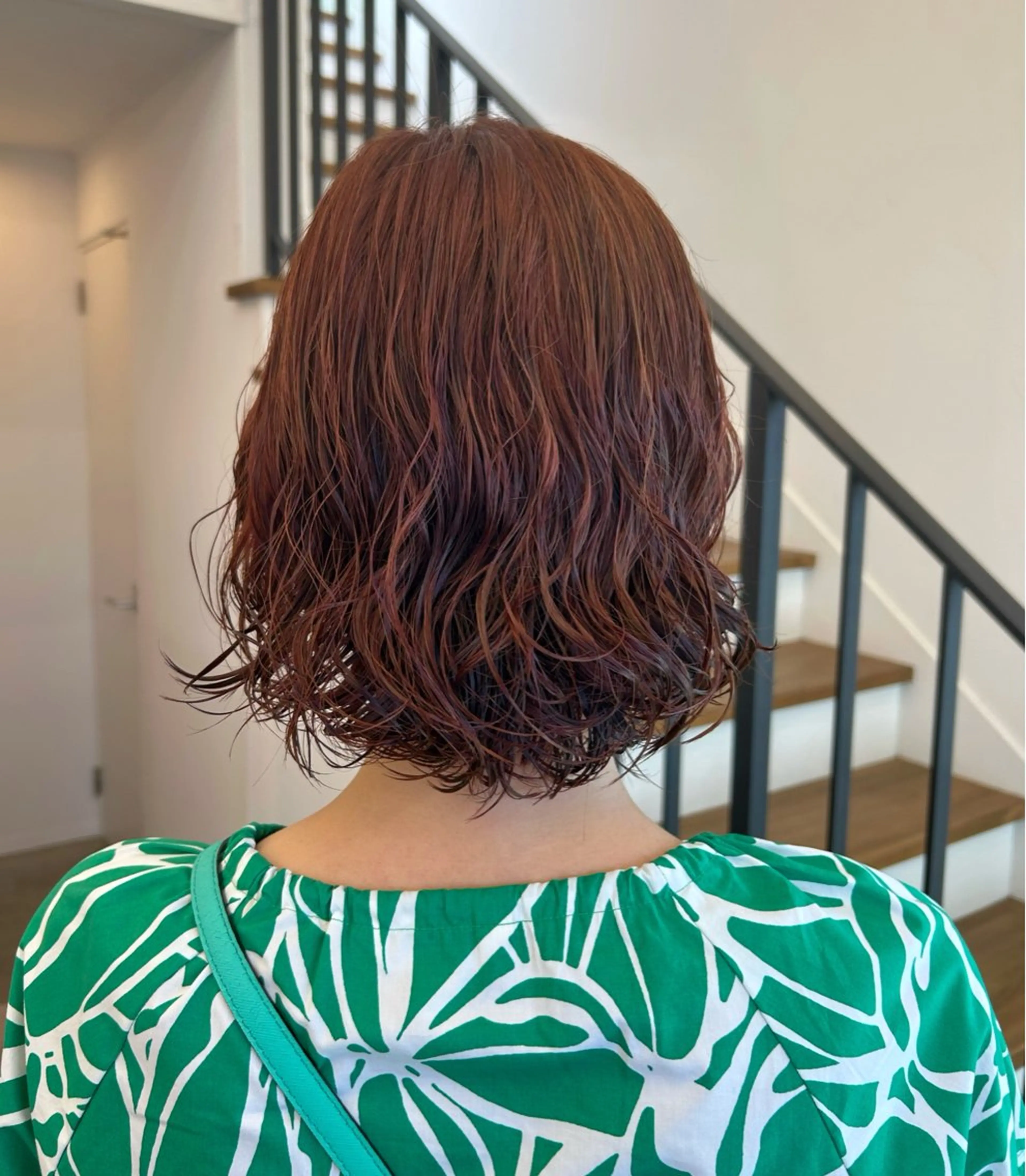 ショート 前下がりボブ ボブレイヤー レッドブラウン ボブ くびれヘア ヘアカラー 本澤 朋香のヘアスタイル