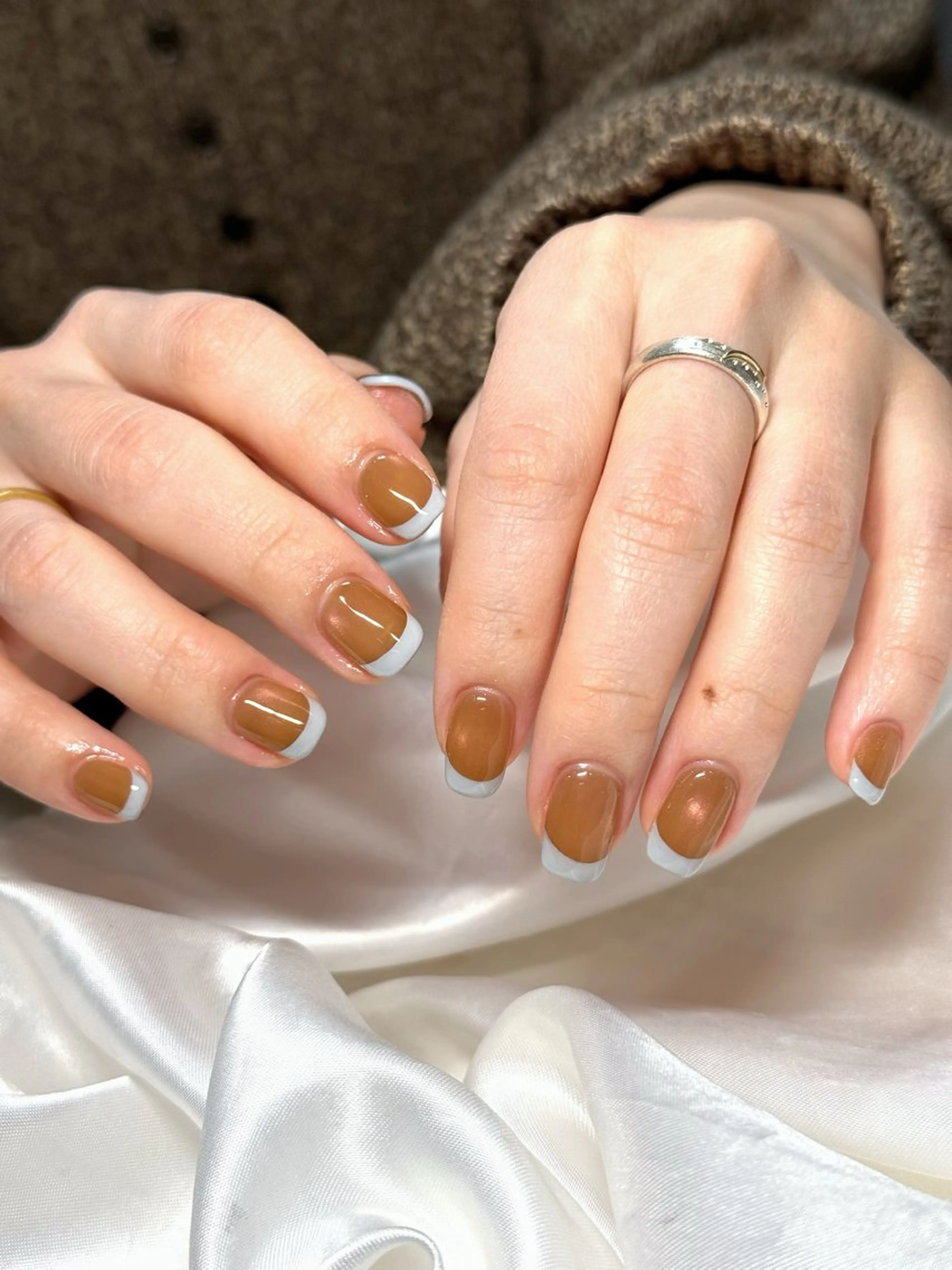 ネイル ブラウン フレンチネイル マグネットネイル ショートネイル シンプルネイル ハンドネイル 【OKIKA】 らん🦖🌈🧡のマツエク・マツパデザイン