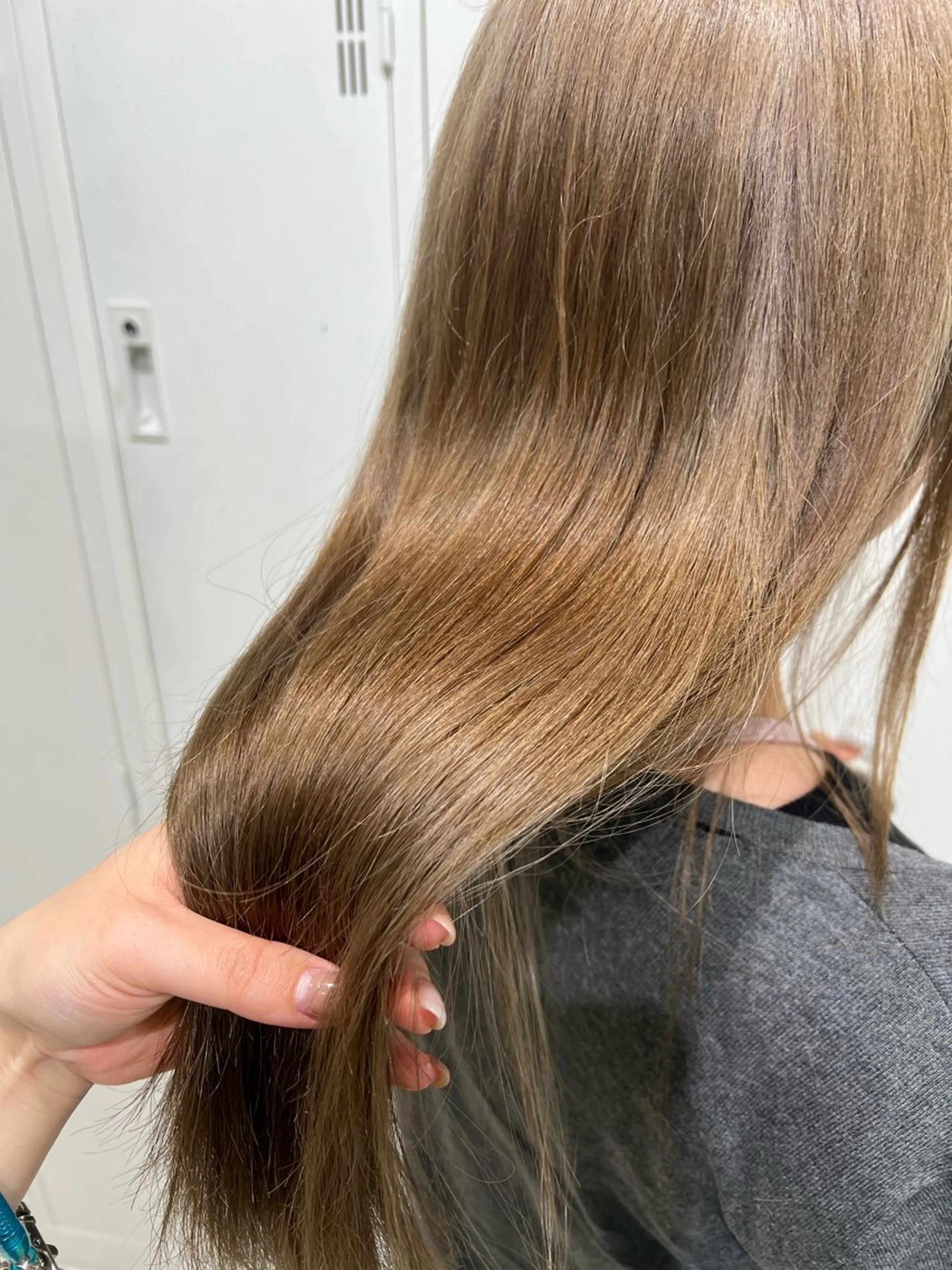 セミロング カラー ベージュカラー ミルクティーベージュ ヘアカラー トリートメント 【暖色カラー特化】 中山由梨のヘアスタイル