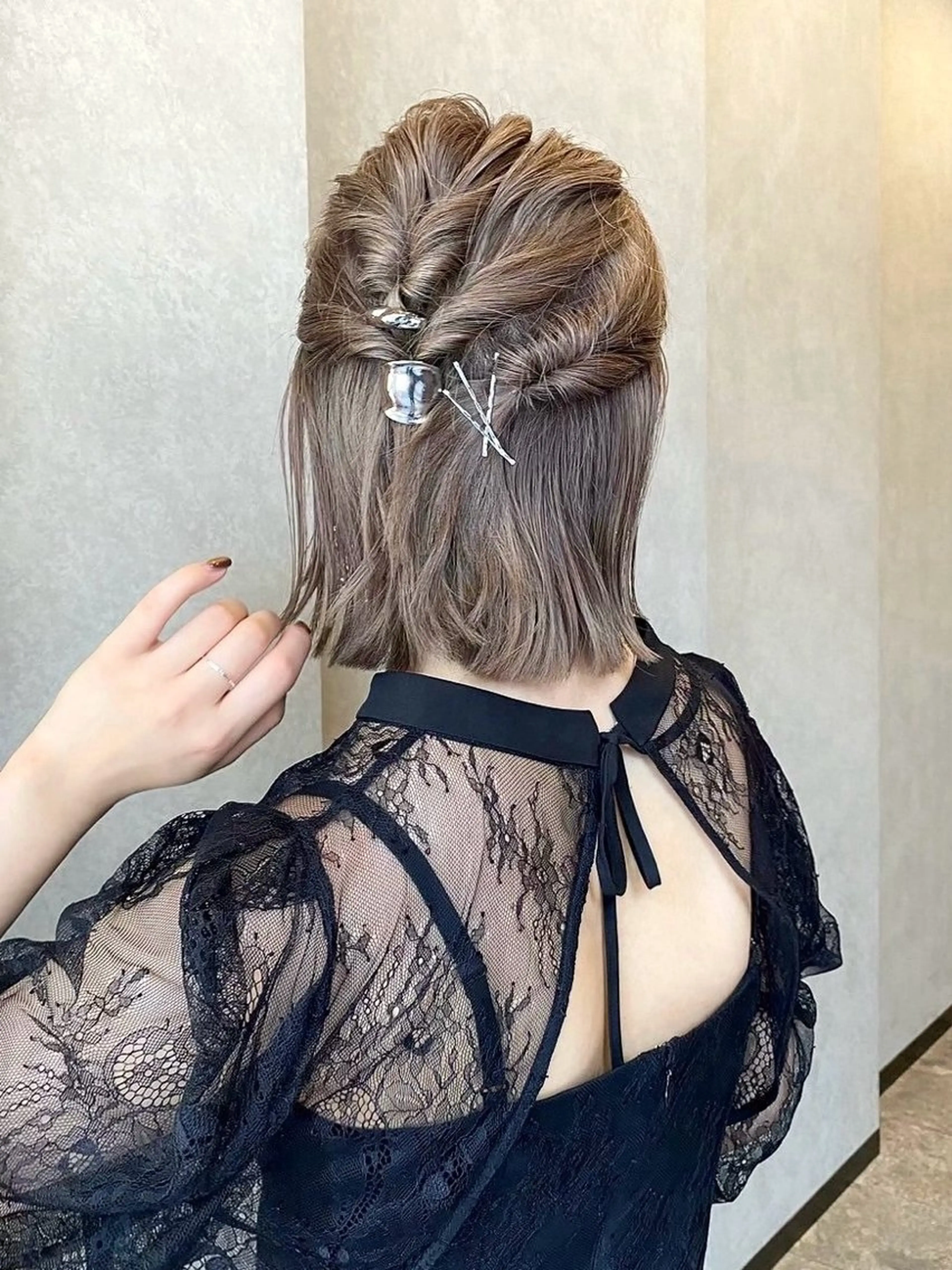 ミディアム ヘアアレンジ ハーフアップ 結婚式・ブライダル ボブ 簡単アレンジ ヘアセット saki🌼ボブ× 透明感カラー🌼のヘアスタイル