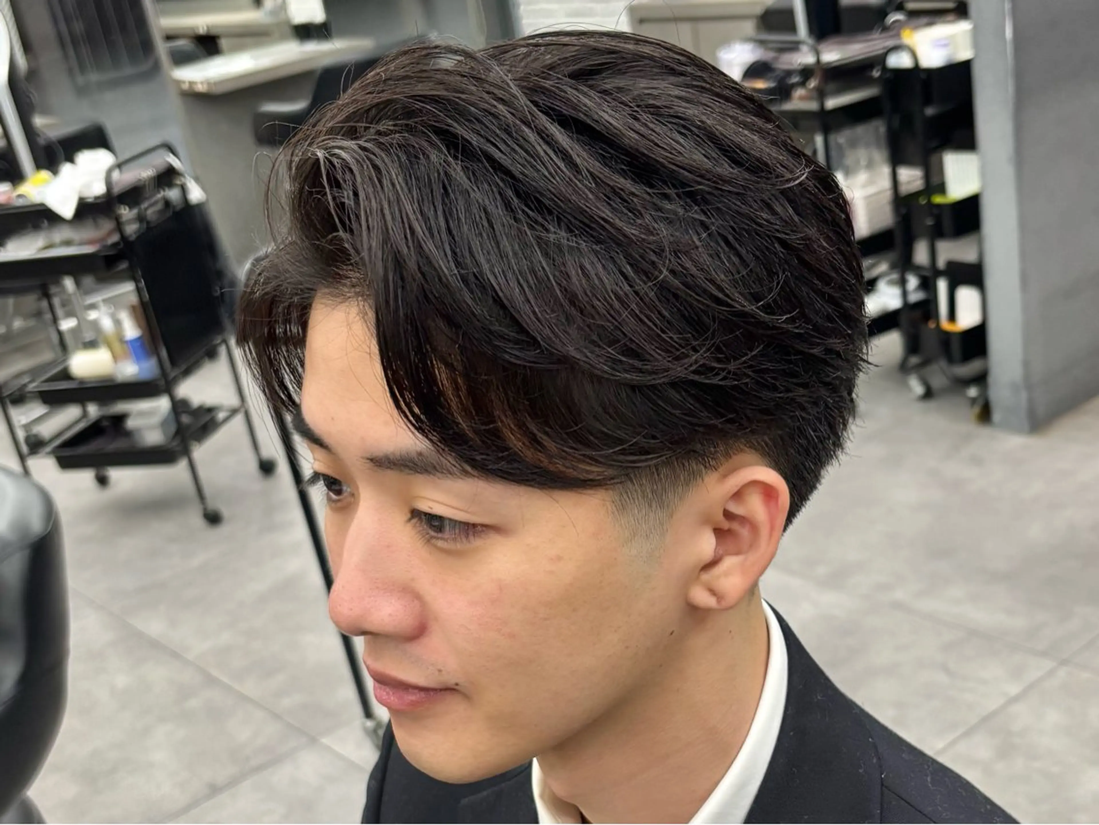 パーマ メンズ フェードカット フェザーパーマ メンズパーマ 刈り上げ カット パーマ 【ØVARL】🦁 メンズパーマ/レオのヘアスタイル