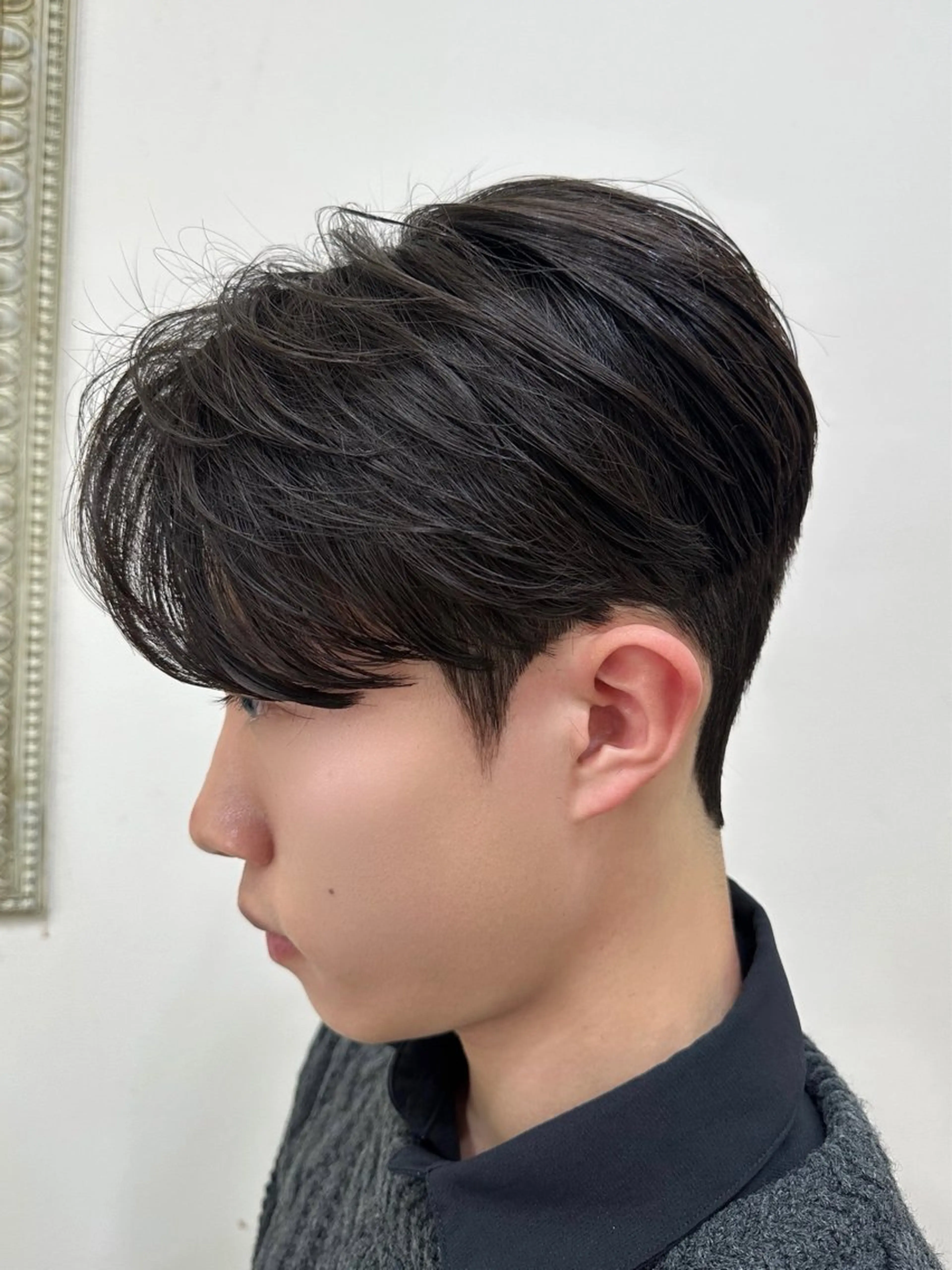 メンズ センターパート コンマヘア ダウンパーマ フェザーパーマ カルマパーマ 韓国メンズヘア 田城伶治のヘアスタイル