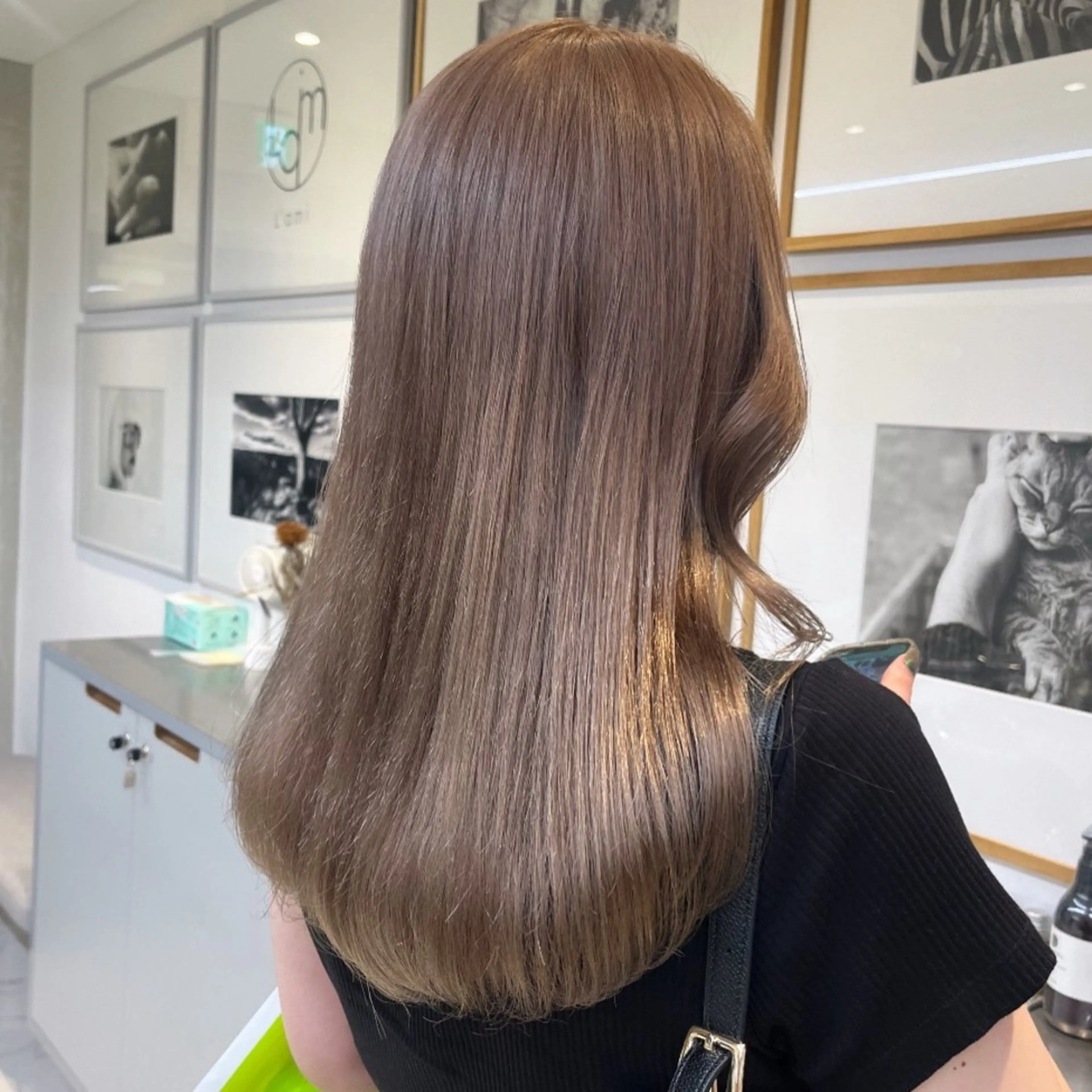 セミロング カラー ベージュカラー ブラウンカラー ブラウンベージュ フォギーベージュ ミルクティーベージュ ヘアカラー トリートメント ヘッドスパ ヘアセット カジュアルを女っぽく 𝗮𝘆𝗮𝗰𝗼のヘアスタイル