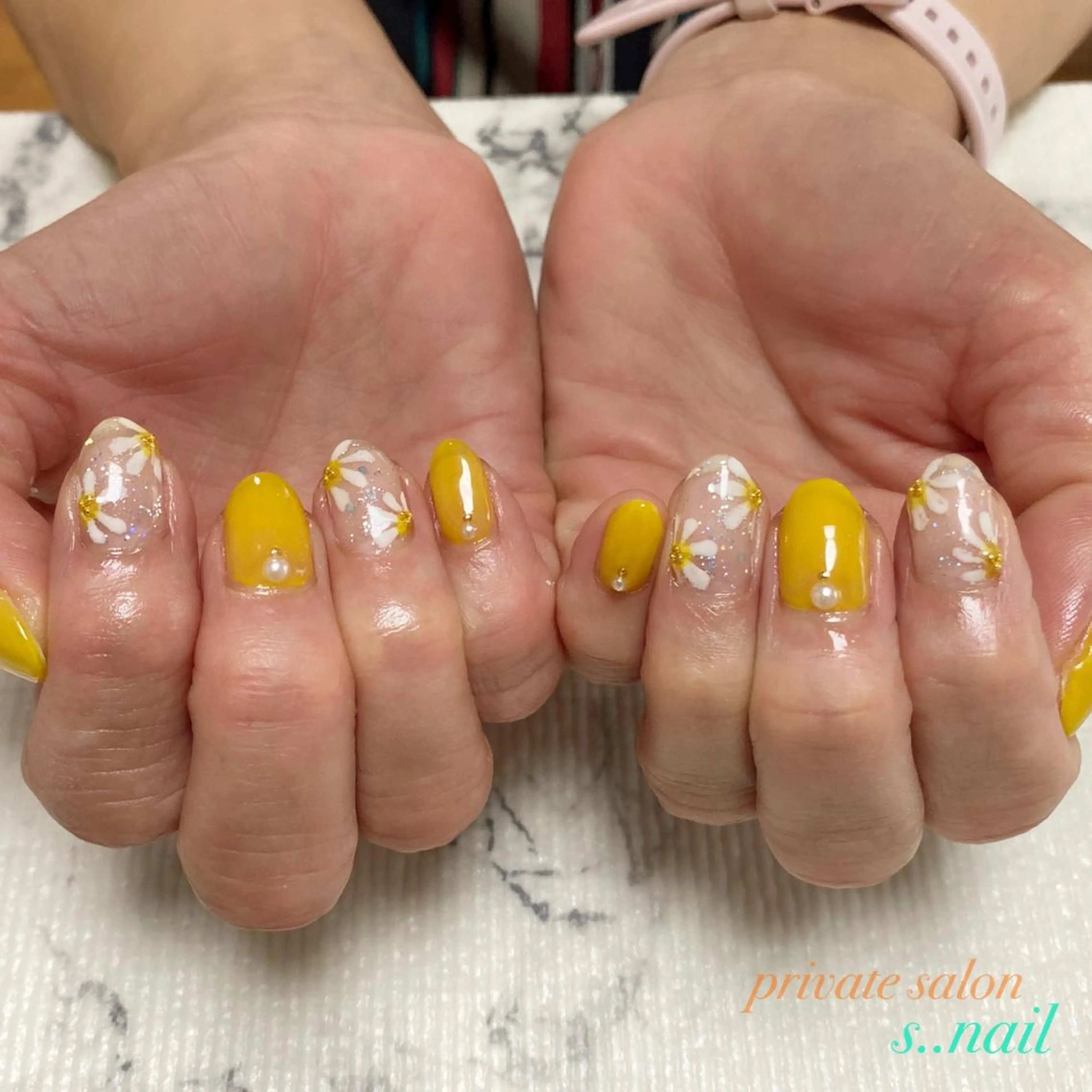 ネイル クリアネイル フラワーネイル 夏ネイル 黄色 ハンドネイル フットネイル s..nail / MORITAのネイルデザイン