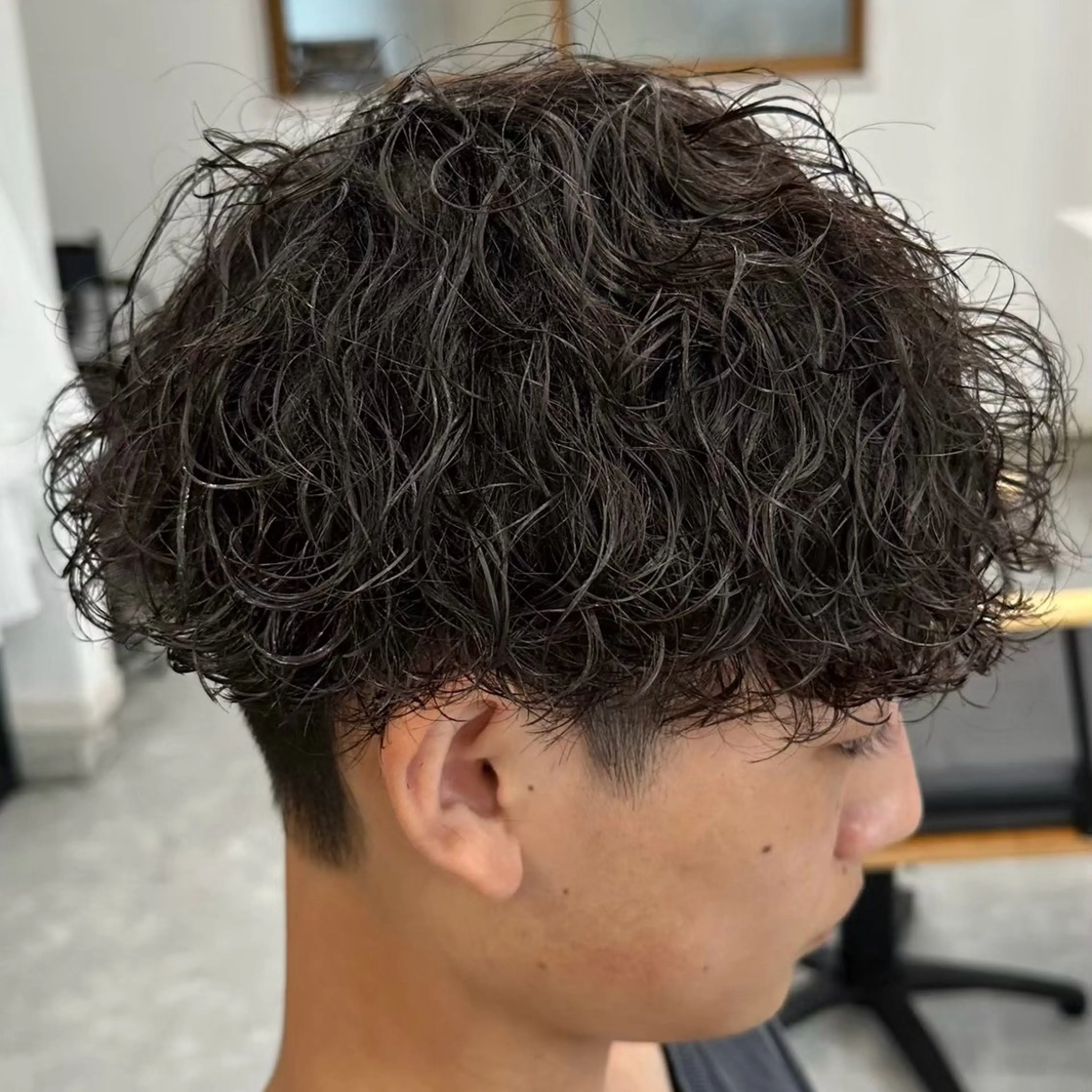 ミディアム パーマ メンズ ミディアムパーマ メンズパーマ 波巻きパーマ スパイラルパーマ メンズパーマ WATARUのヘアスタイル