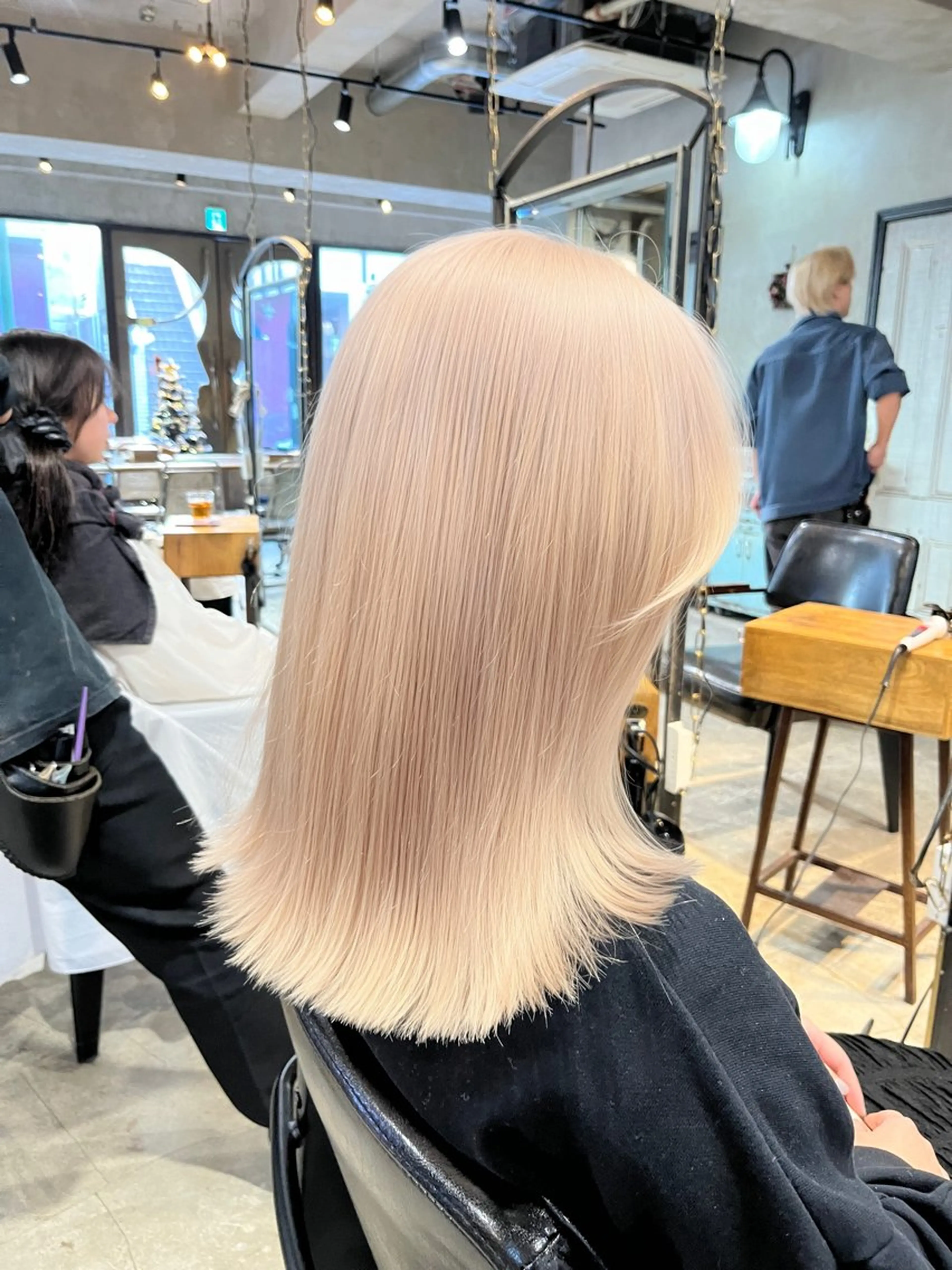 セミロング カラー セミロングパーマ ベージュカラー ブロンド ハイトーンカラー ハイトーンベージュ ヘアカラー トリートメント ヘアセット 似合わせベージュ 🍯ayumi🍯のヘアスタイル