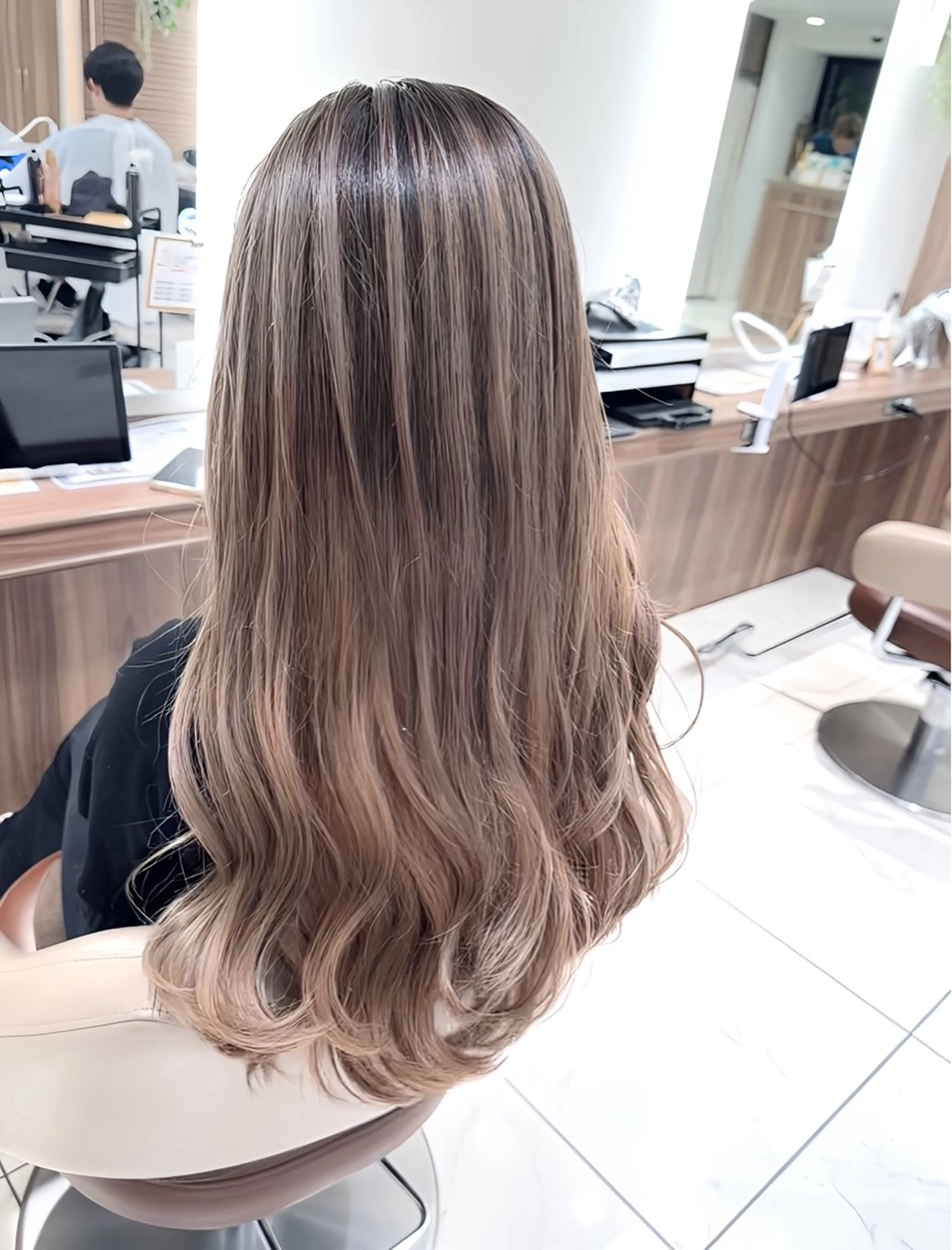 ロング カラー ベージュカラー グレージュ ハイライトカラー ミルクティーベージュ 外国人風カラー ヘアカラー トリートメント 大宮/バレイヤージュ 髪質改善/澤田隆誠のヘアスタイル