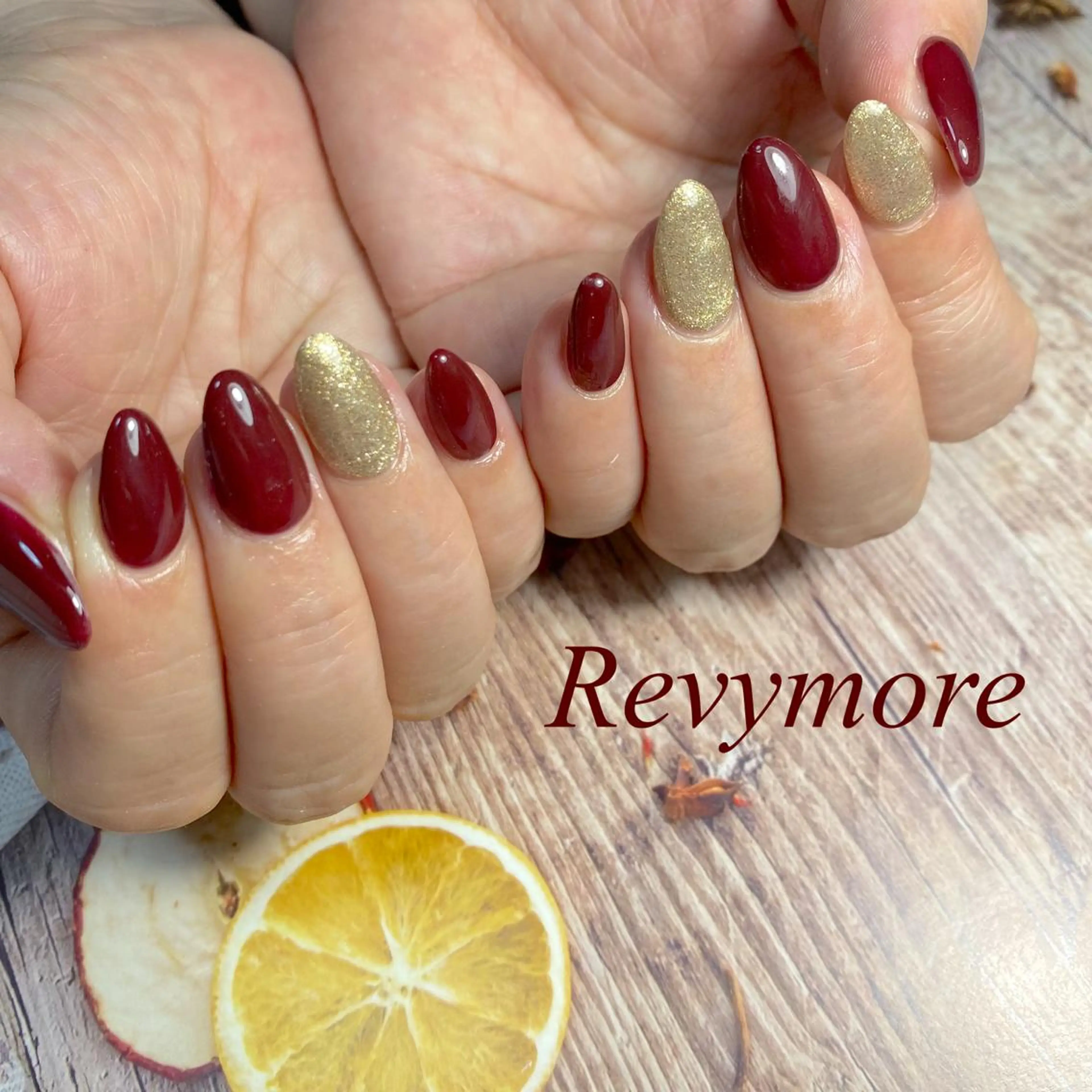 ミディアム ネイル クリスマス ボルドー ジェルネイル ゴールド ニュアンスネイル nail salon Revymoreのネイルデザイン