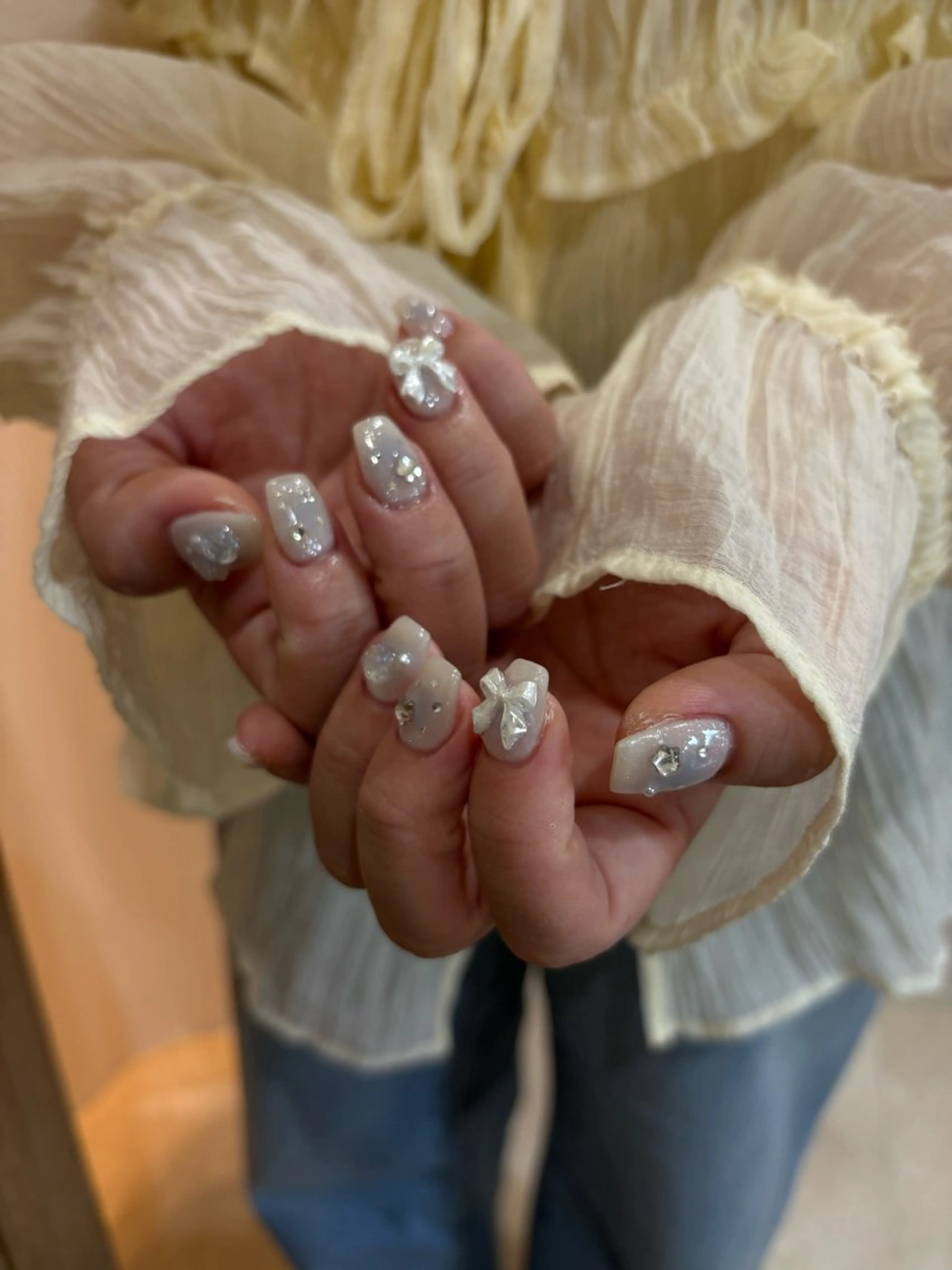 ネイル チークネイル キラキラネイル 水色 atelier moiのネイルデザイン