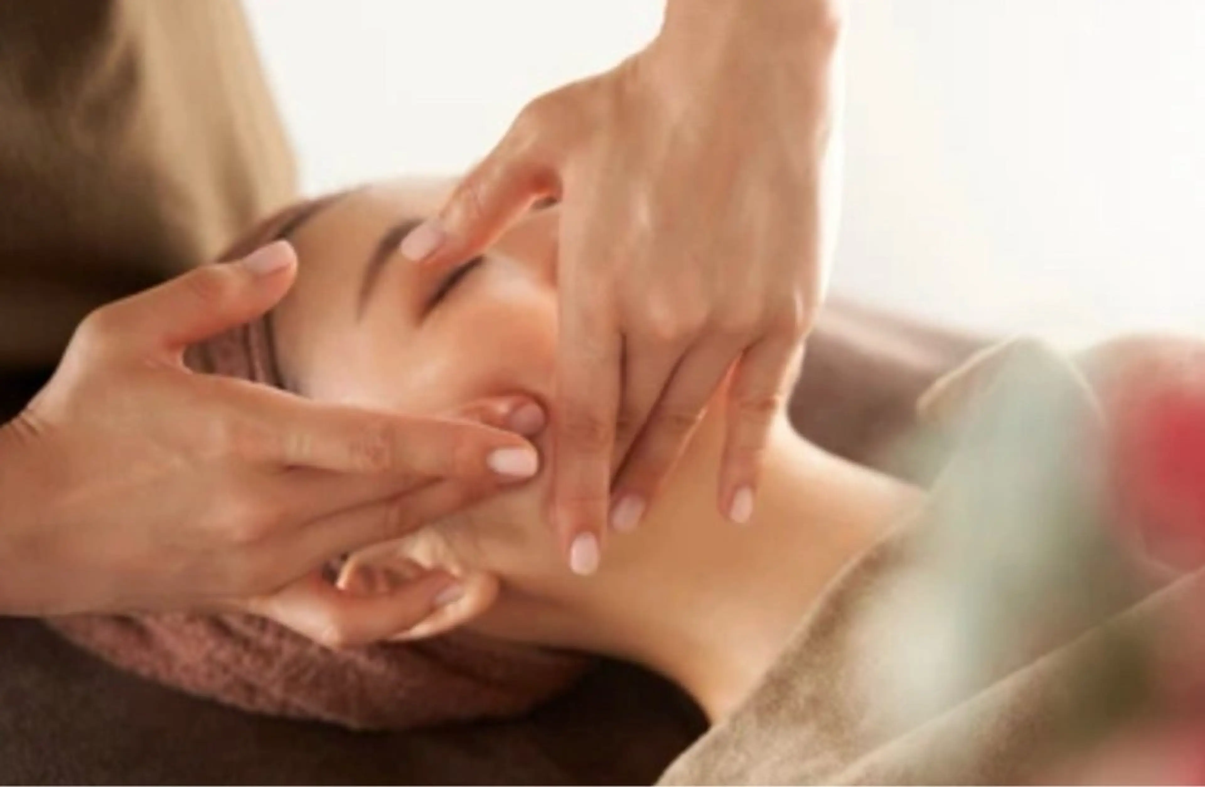 【小顔リフトアップケア《フェイスライン集中コース》】の写真