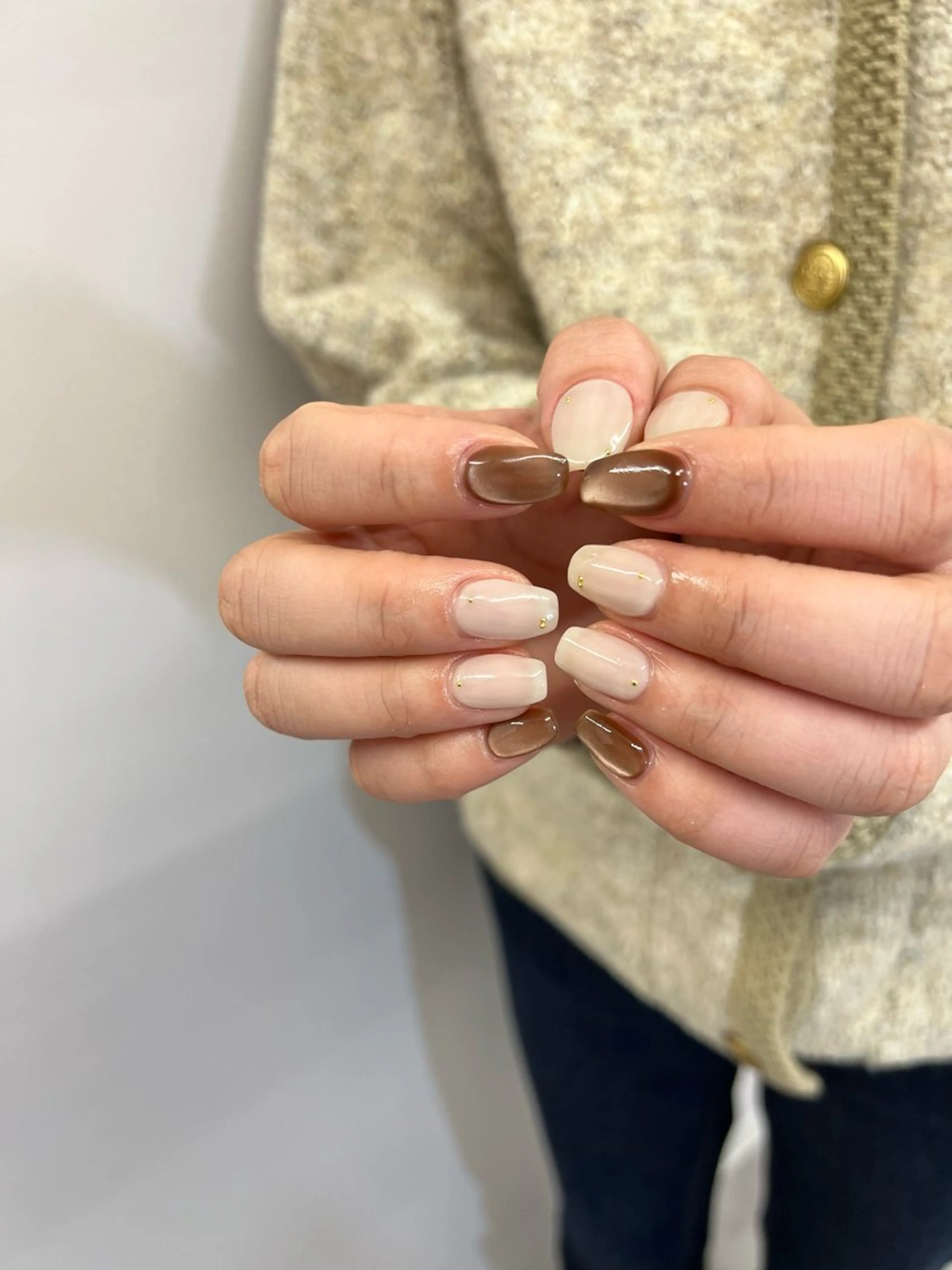 ネイル ブラウン ジェルネイル ゴールド マグネットネイル ニュアンスネイル ハンドネイル ハンドケア Bana_ Nailのネイルデザイン