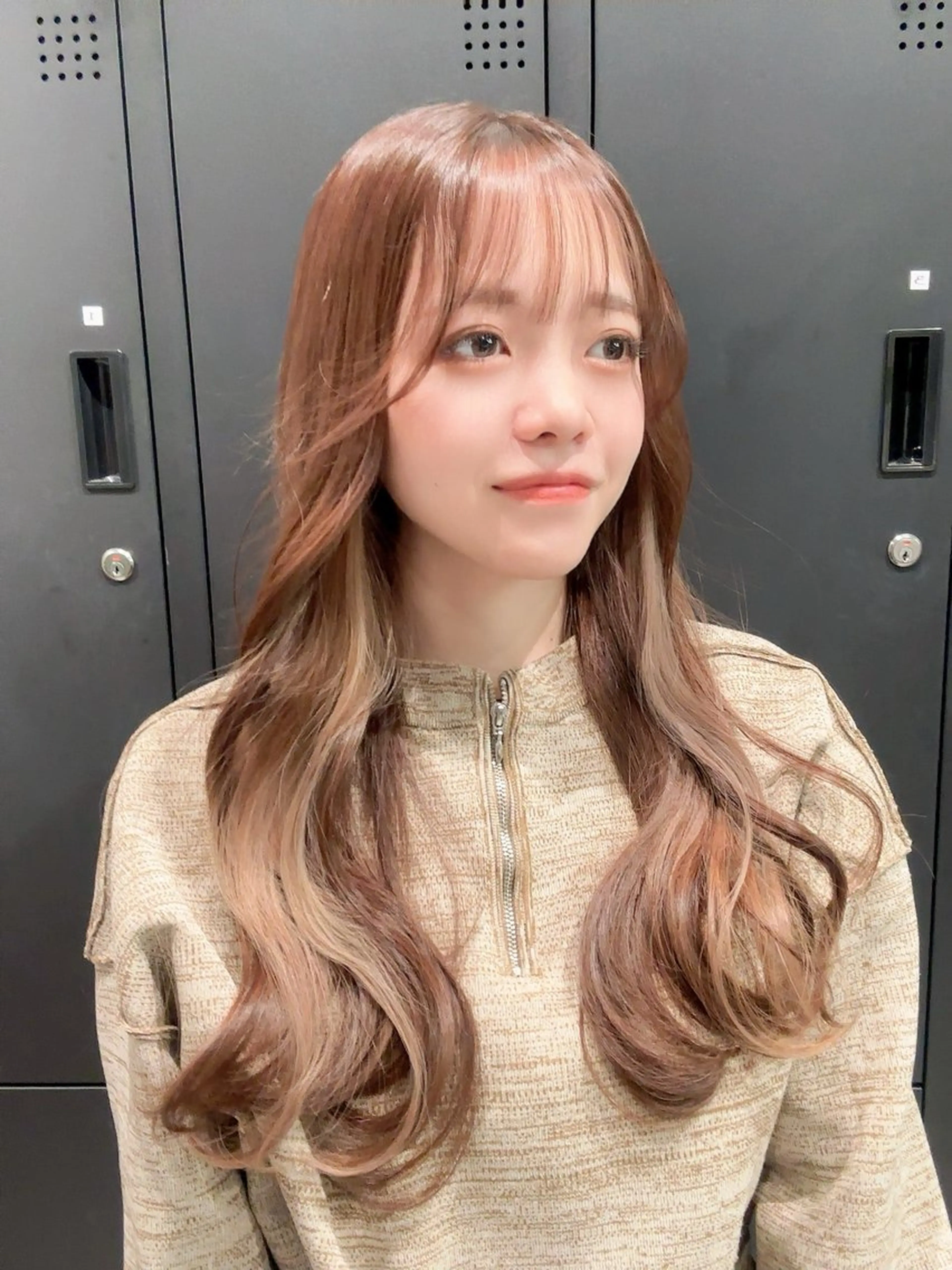 ロング カラー ベージュカラー イヤリングカラー ミルクティーベージュ 銀座レイヤーカット ×シースルー前髪のヘアスタイル